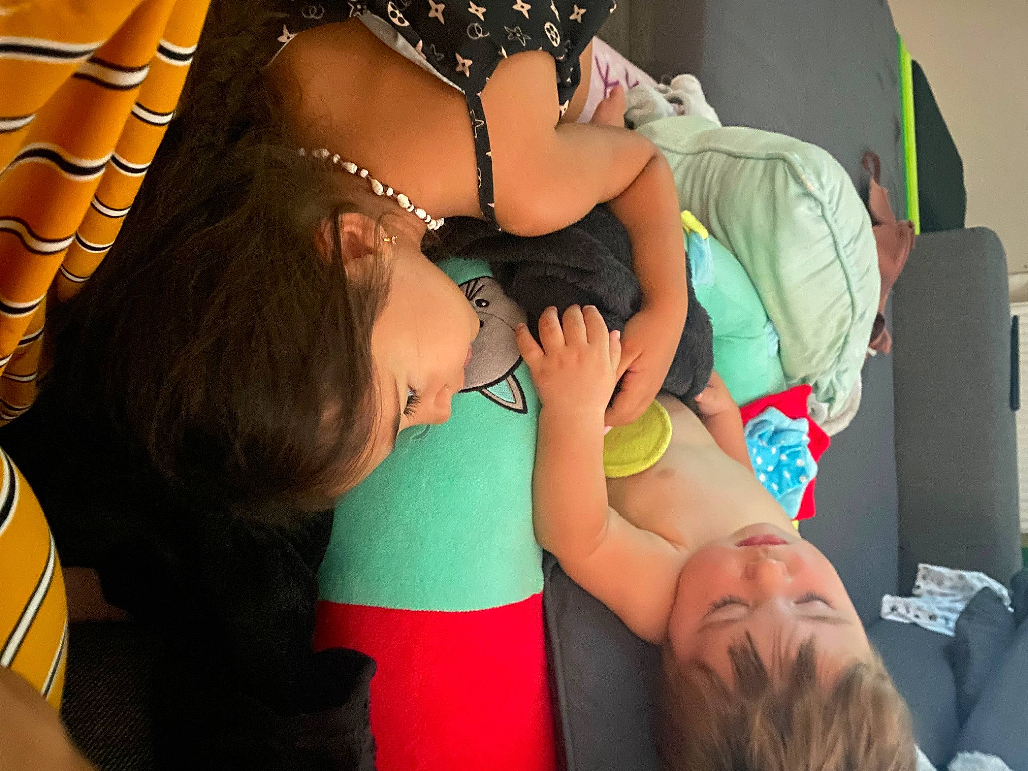 Reda participe au concours pour gagner de l'argent avec cette photo : abdomen, baby, black_hair, child, comfort, event, finger, fun, gesture, hairstyle, happy, hat, headpiece, human_leg, leisure, mouth, person, sunglasses, thigh, toddler