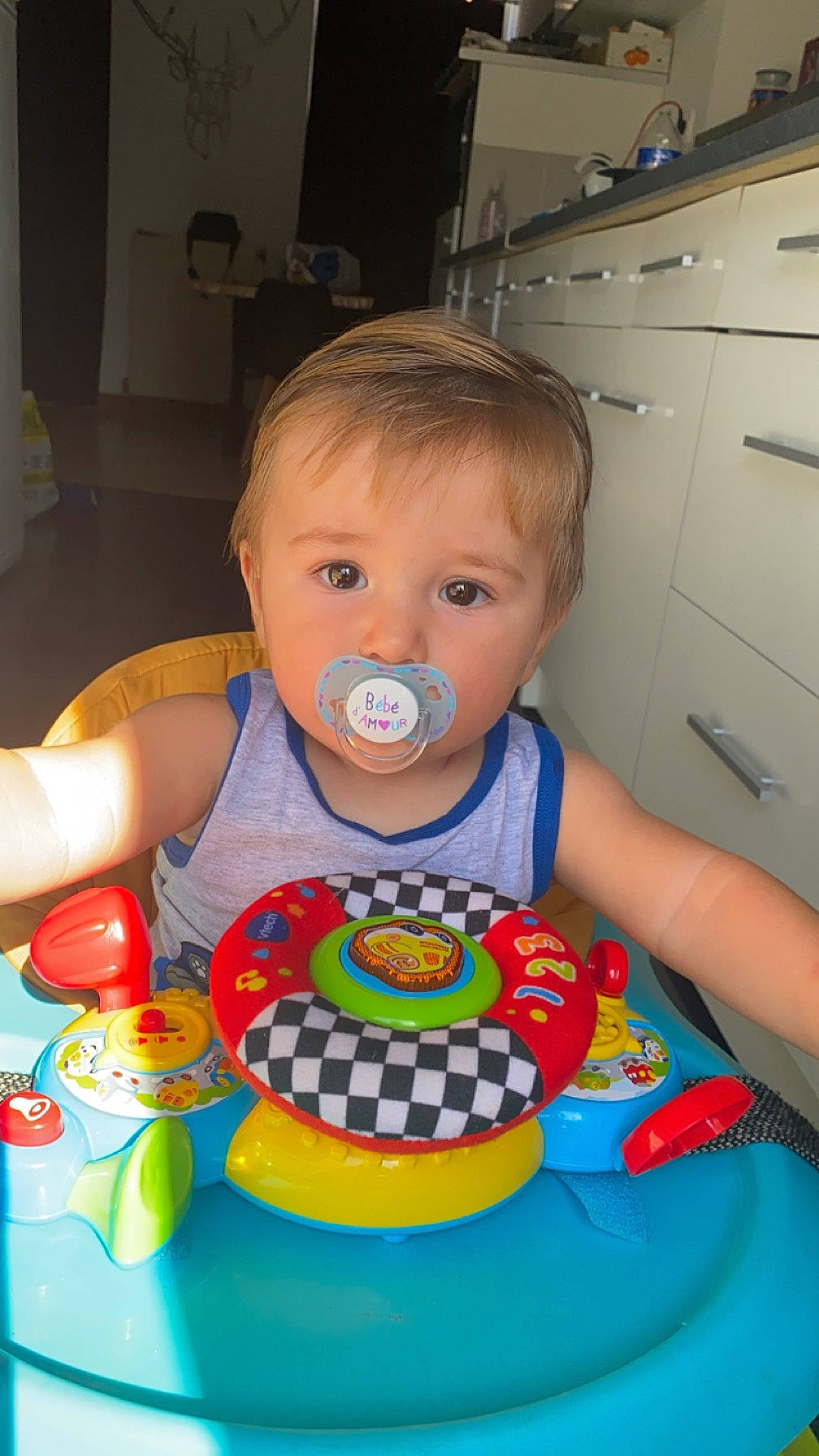 Reda a rejoint le concours — aidez-le/la à gagner de superbes lots ! baby, baby_products, baby_toddler_clothing, baked_goods, birthday_cake, cabinetry, cake, cake_decorating, cake_decorating_supply, chair, cheek, child, drawer, food, fun, icing, person, product, skin, sugar_cake