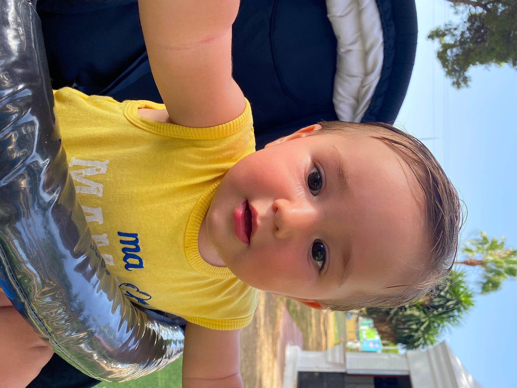 Reda a rejoint le concours — aidez-le/la à gagner de superbes lots ! baby, baby_toddler_clothing, child, eyelash, fun, grass, happy, hat, leisure, nose, people_in_nature, person, plant, portrait_photography, recreation, sky, smile, toddler, tree, window