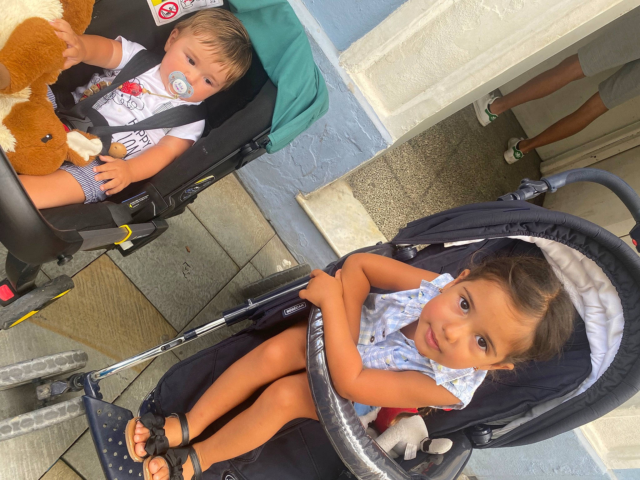 Inès participe au concours pour gagner de l'argent avec cette photo : automotive_tire, baseball_cap, black_hair, chair, child, comfort, elbow, fun, hat, human_leg, joint, knee, lap, leg, leisure, mouth, muscle, person, shorts, thigh