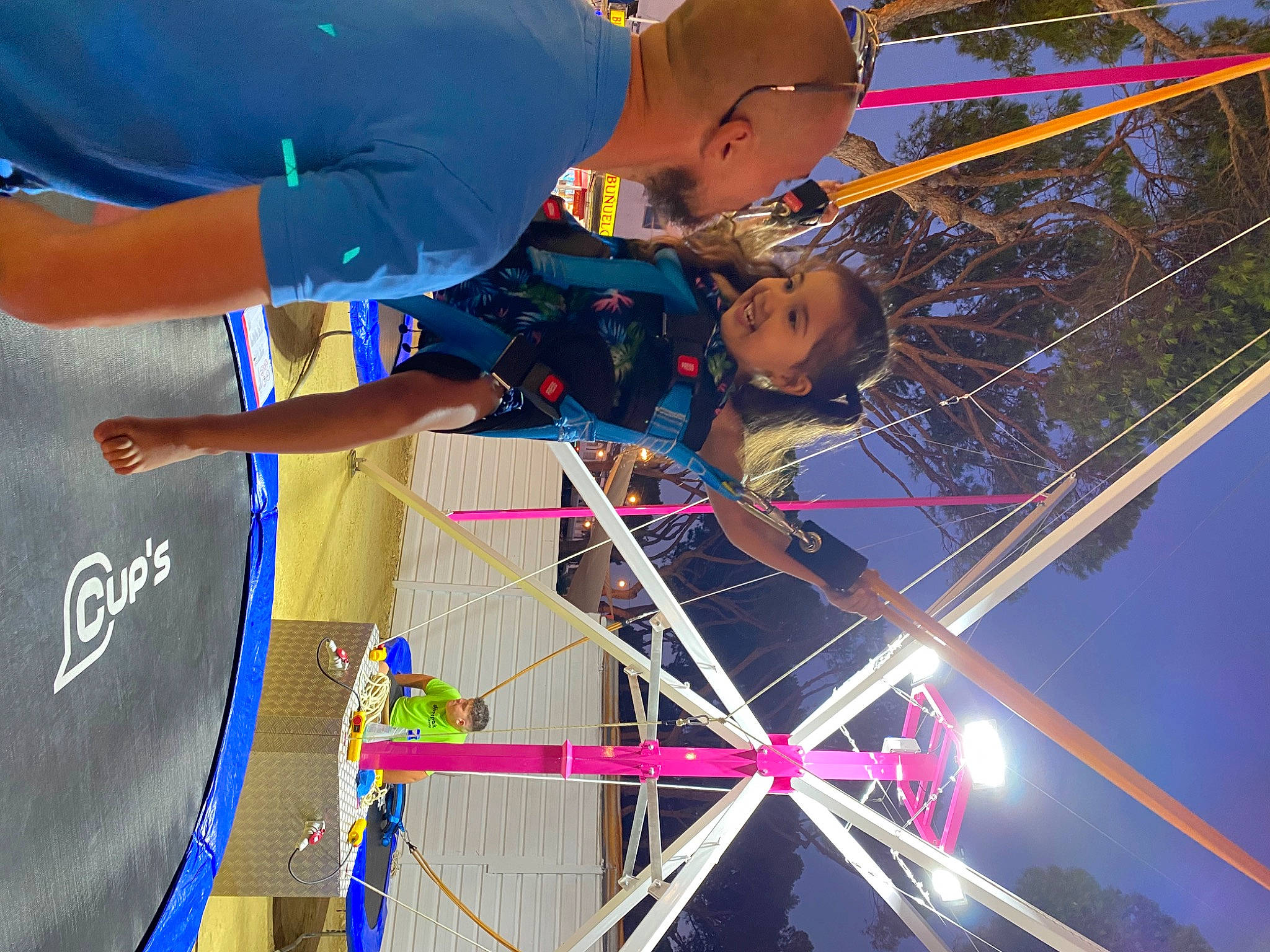 Inès participe au concours pour gagner de l'argent avec cette photo : electric_blue, electrical_supply, electricity, entertainment, event, fun, hat, joy, leisure, light, line, performance, person, public_event, recreation, shorts, space, t_shirt, toddler, vehicle