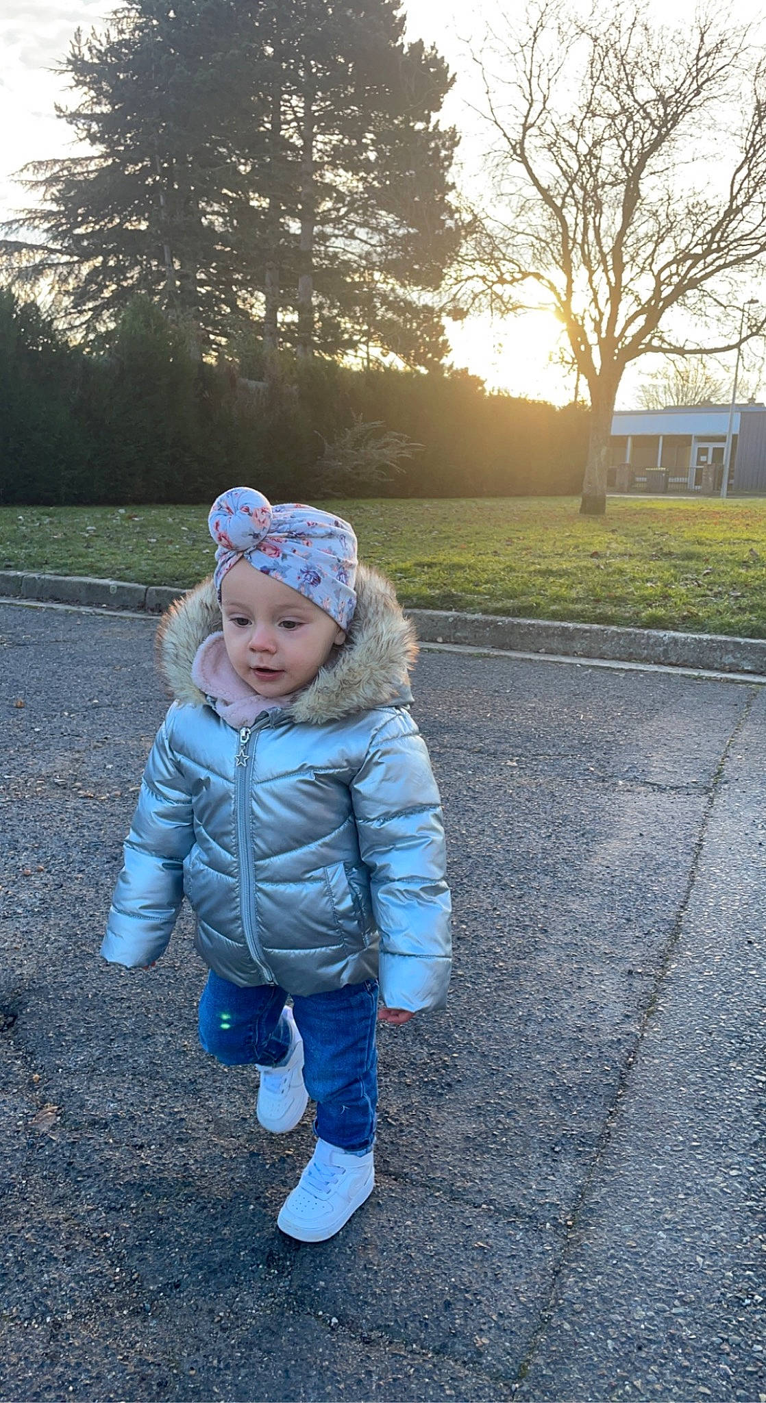 Khelya participe au concours pour gagner de l'argent avec cette photo : asphalt, baby_toddler_clothing, electric_blue, freezing, fun, fur, grass, happy, headwear, landscape, leisure, morning, people_in_nature, person, plant, recreation, sky, sunlight, toddler, tree