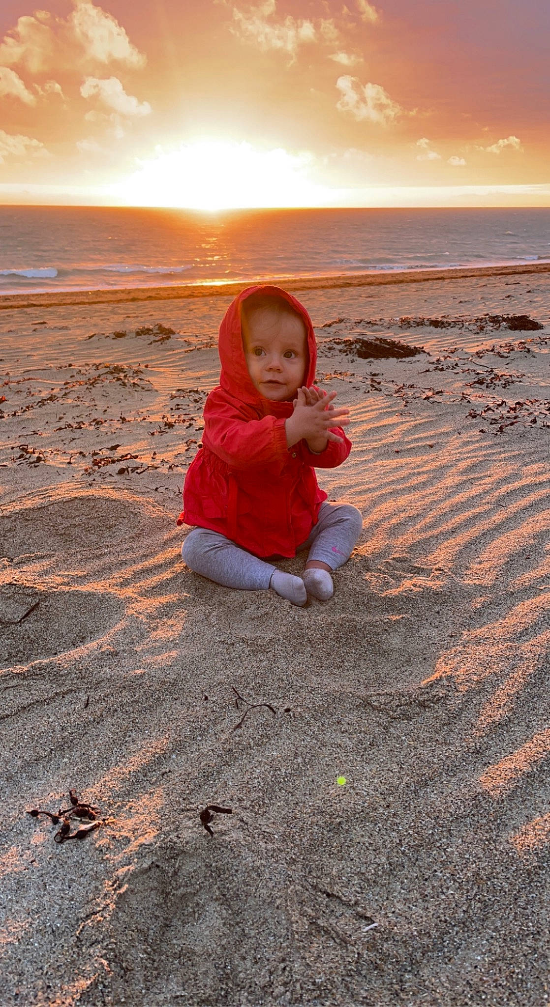 Khelya a rejoint le concours — aidez-le/la à gagner de superbes lots ! beach, body_of_water, calm, cloud, coastal_and_oceanic_landforms, dusk, happy, horizon, landscape, morning, people_in_nature, person, sand, sky, summer, sunlight, sunrise, sunset, toddler, water