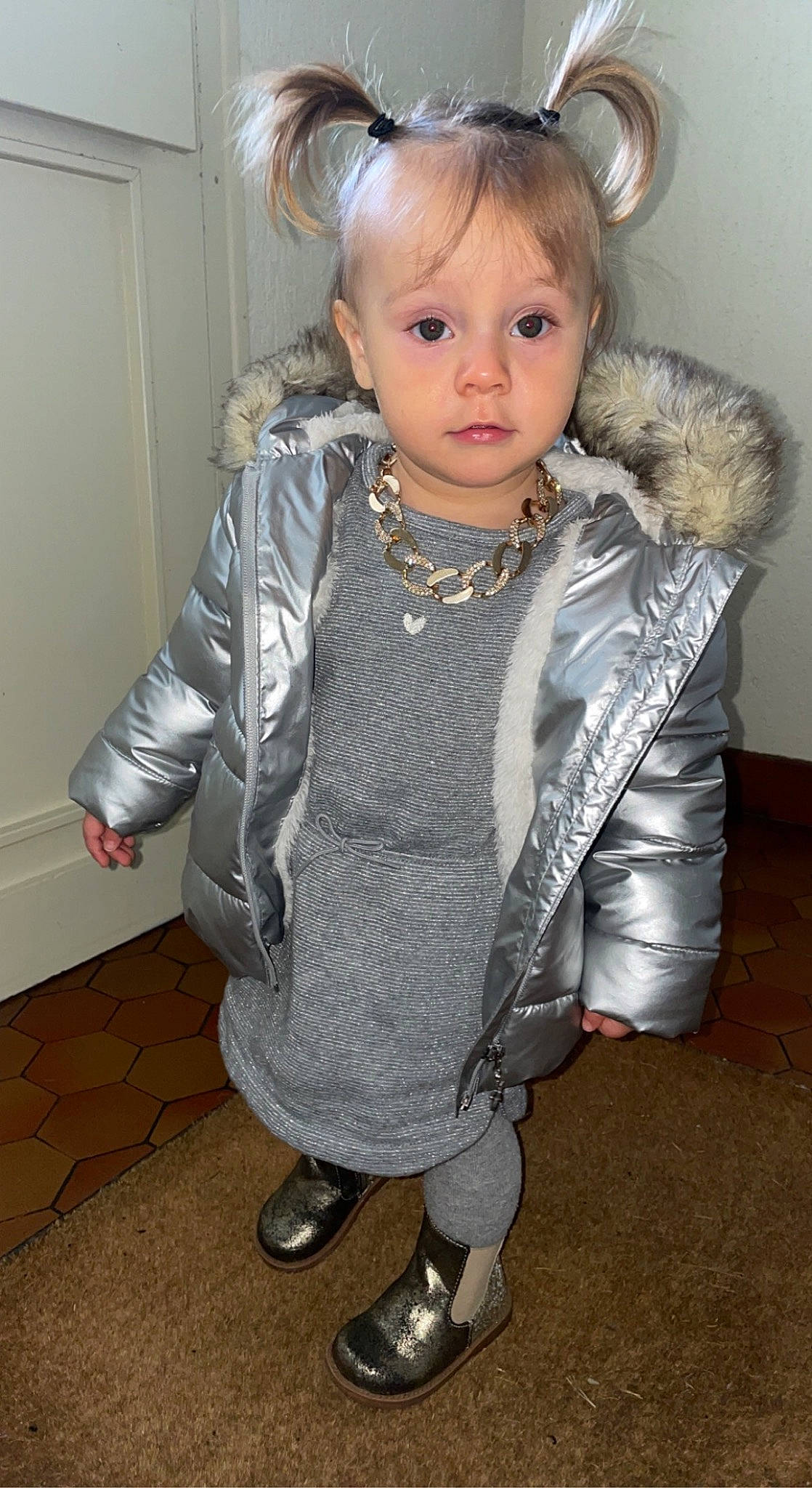 Khelya a rejoint le concours — aidez-le/la à gagner de superbes lots ! baby_toddler_clothing, cheek, child, embellishment, eye, eyelash, face, fashion_accessory, flooring, formal_wear, fun, fur, hairstyle, head, iris, jewellery, necklace, outerwear, person, sleeve