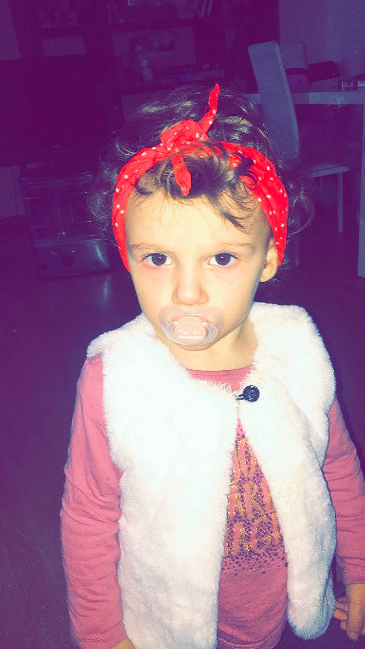 Louana participe au concours pour gagner de l'argent avec cette photo : ear, fashion_accessory, forehead, fun, hair_accessory, hair_coloring, headgear, headpiece, neck, person, pink