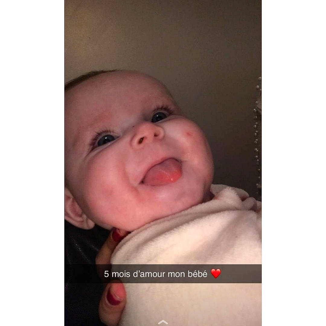 Loélia participe au concours pour gagner de l'argent avec cette photo : baby, baby_laughing, baby_making_funny_faces, cheek, child, chin, ear, face, facial_expression, forehead, head, lip, mouth, nose, person, photo_caption, photography, skin, smile, toddler