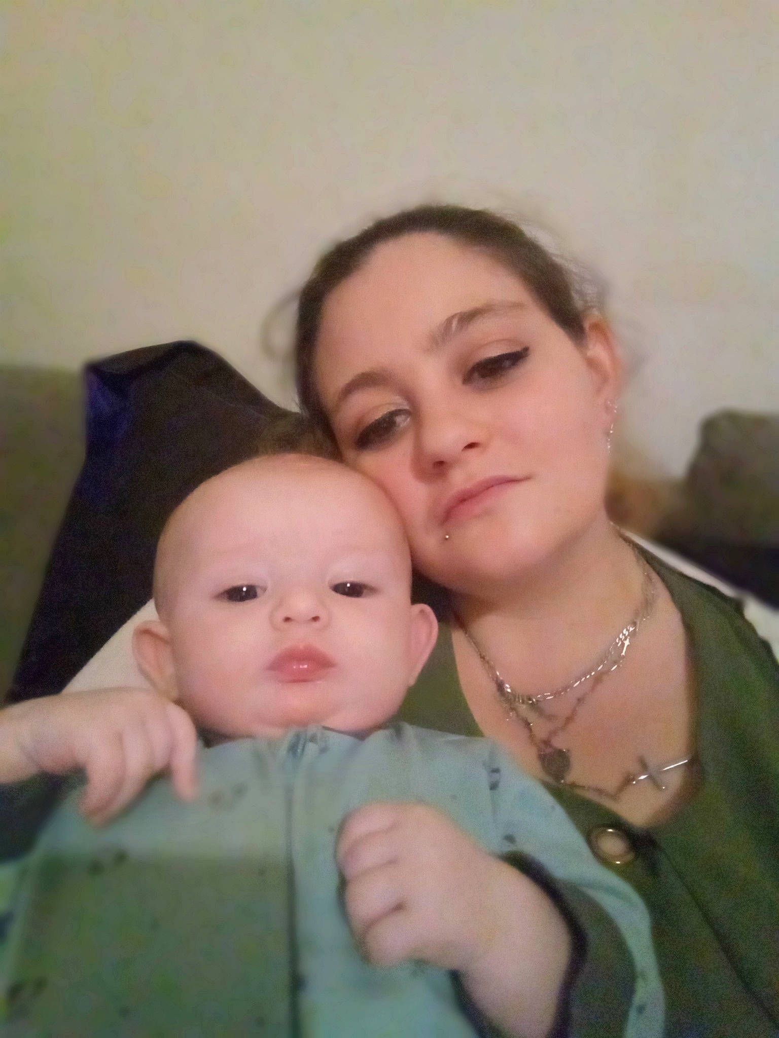 Timeo participe au concours pour gagner de l'argent avec cette photo : baby, cheek, child, eye, eyebrow, face, forehead, head, lip, nose, person, skin, smile, thumb, toddler