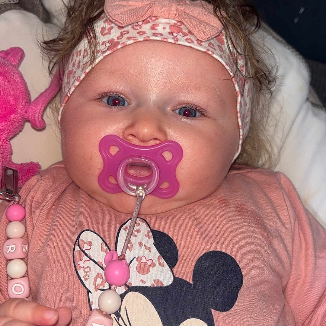 Rosalia participe au concours pour gagner de l'argent avec cette photo : accessories, baby, bodypart, clothing, doll, earring, face, finger, hand, head, headband, jewelry, mouth, necklace, person, photography, portrait, t_shirt, teeth, toy