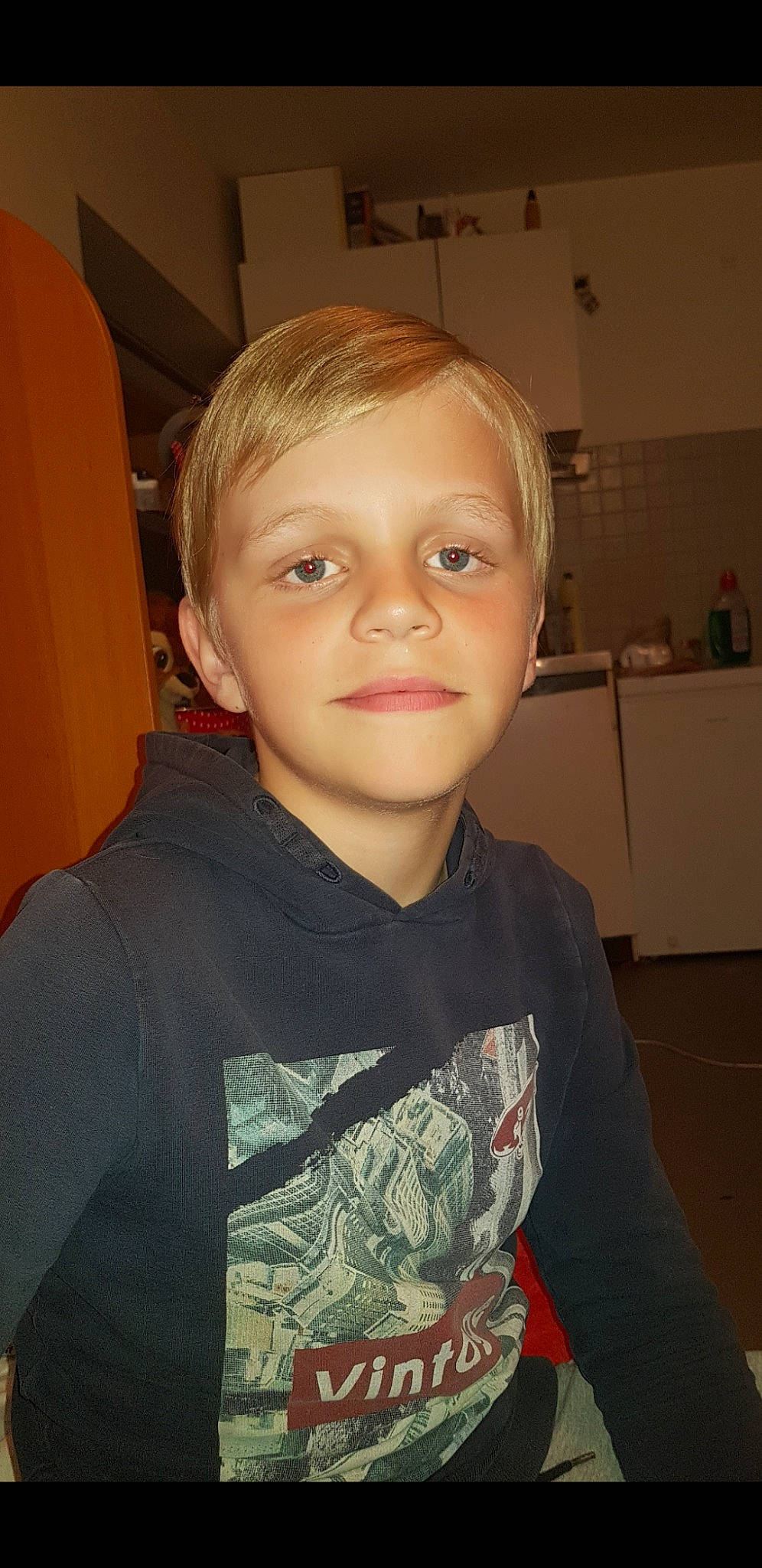 Rico a rejoint le concours — aidez-le/la à gagner de superbes lots ! bangs, blond, cheek, child, ear, eyebrow, eyelash, flash_photography, fun, hair, hair_coloring, jaw, lip, mouth, nose, person, portrait_photography, room, sleeve, smile