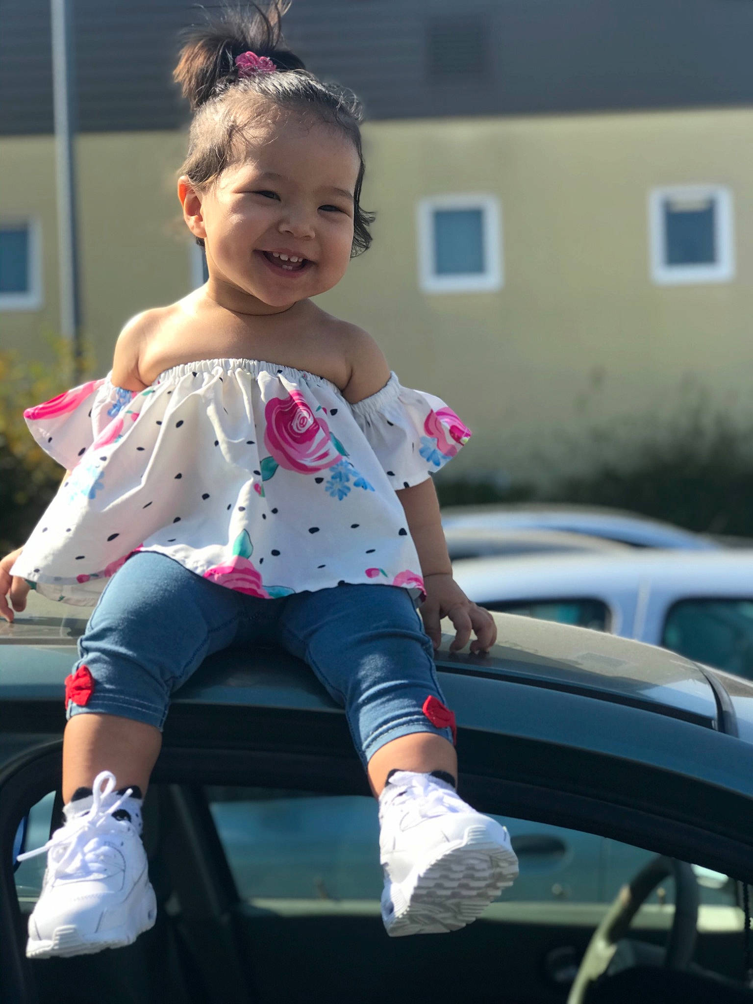 Mayla participe au concours pour gagner de l'argent avec cette photo : baby, car, child, child_model, family_car, fun, joy, luxury_vehicle, person, pink, shoulder, skin, toddler, vacation, vehicle