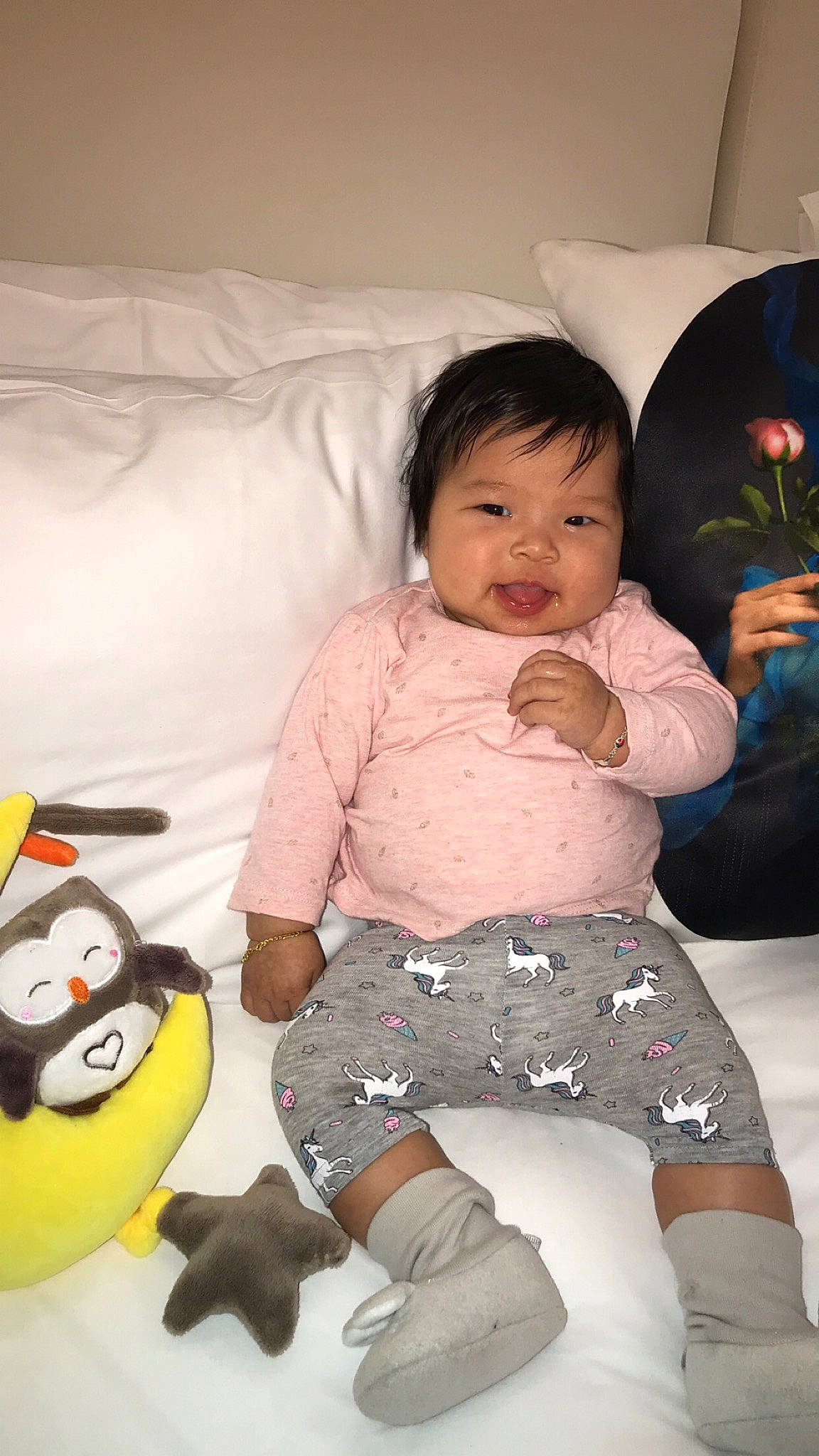 Mayla participe au concours pour gagner de l'argent avec cette photo : abdomen, baby, black_hair, cheek, child, leg, person, play, sitting, skin, smile, stuffed_toy, toddler, trunk