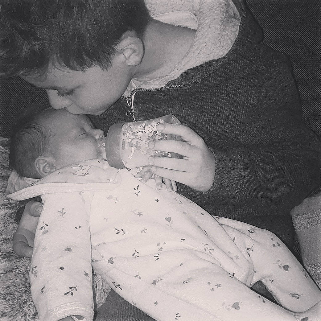 Ziggy participe au concours pour gagner de l'argent avec cette photo : baby, baby_products, baby_toddler_clothing, cheek, child, comfort, ear, head, hug, human, interaction, love, person, toddler