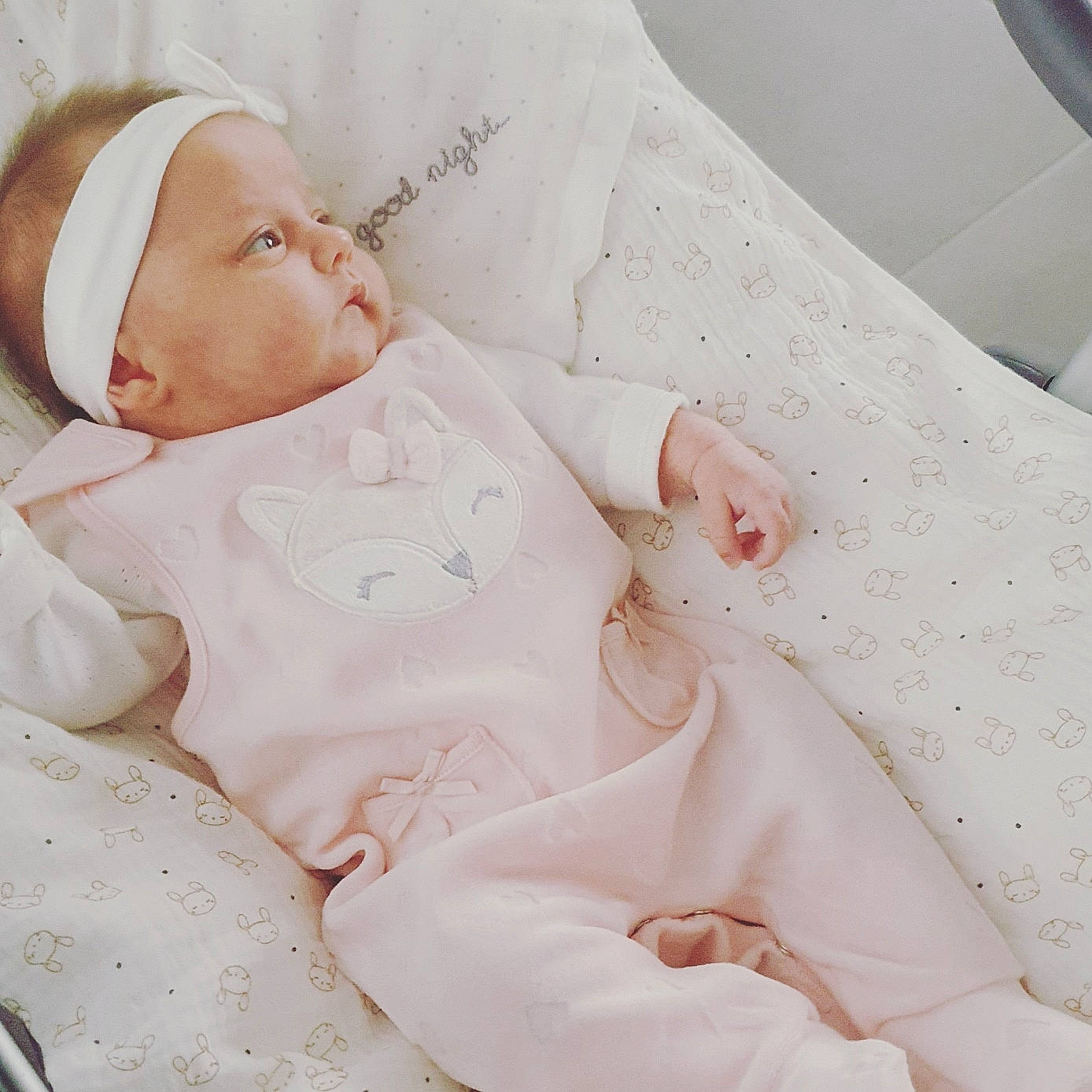 Ziggy a rejoint le concours — aidez-le/la à gagner de superbes lots ! baby, baby_products, baby_sleeping, baby_toddler_clothing, bedding, bedtime, birth, blanket, child, comfort, human, linens, nose, peach, person, sleep, toddler