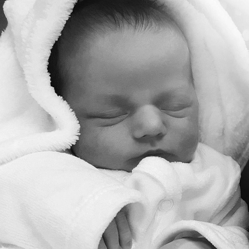 Ziggy participe au concours pour gagner de l'argent avec cette photo : baby, baby_sleeping, baby_toddler_clothing, bedtime, cheek, child, comfort, eyebrow, lip, monochrome, monochrome_photography, nap, nose, organ, person, portrait_photography, skin, sleep, style, toddler