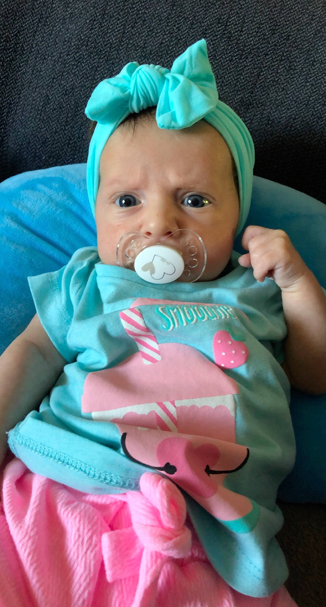 Hilona a rejoint le concours — aidez-le/la à gagner de superbes lots ! aqua, baby, baby_products, baby_toddler_clothing, cap, cheek, child, comfort, eye, hand, happy, hat, head, human_body, linens, person, pink, sitting, skin, sleeve