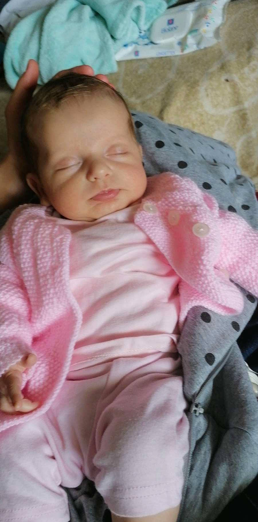 Hilona a rejoint le concours — aidez-le/la à gagner de superbes lots ! baby, baby_products, baby_safety, baby_sleeping, baby_toddler_clothing, cheek, child, comfort, head, iris, linens, lip, magenta, nose, pattern, person, pink, sitting, skin, sleeve