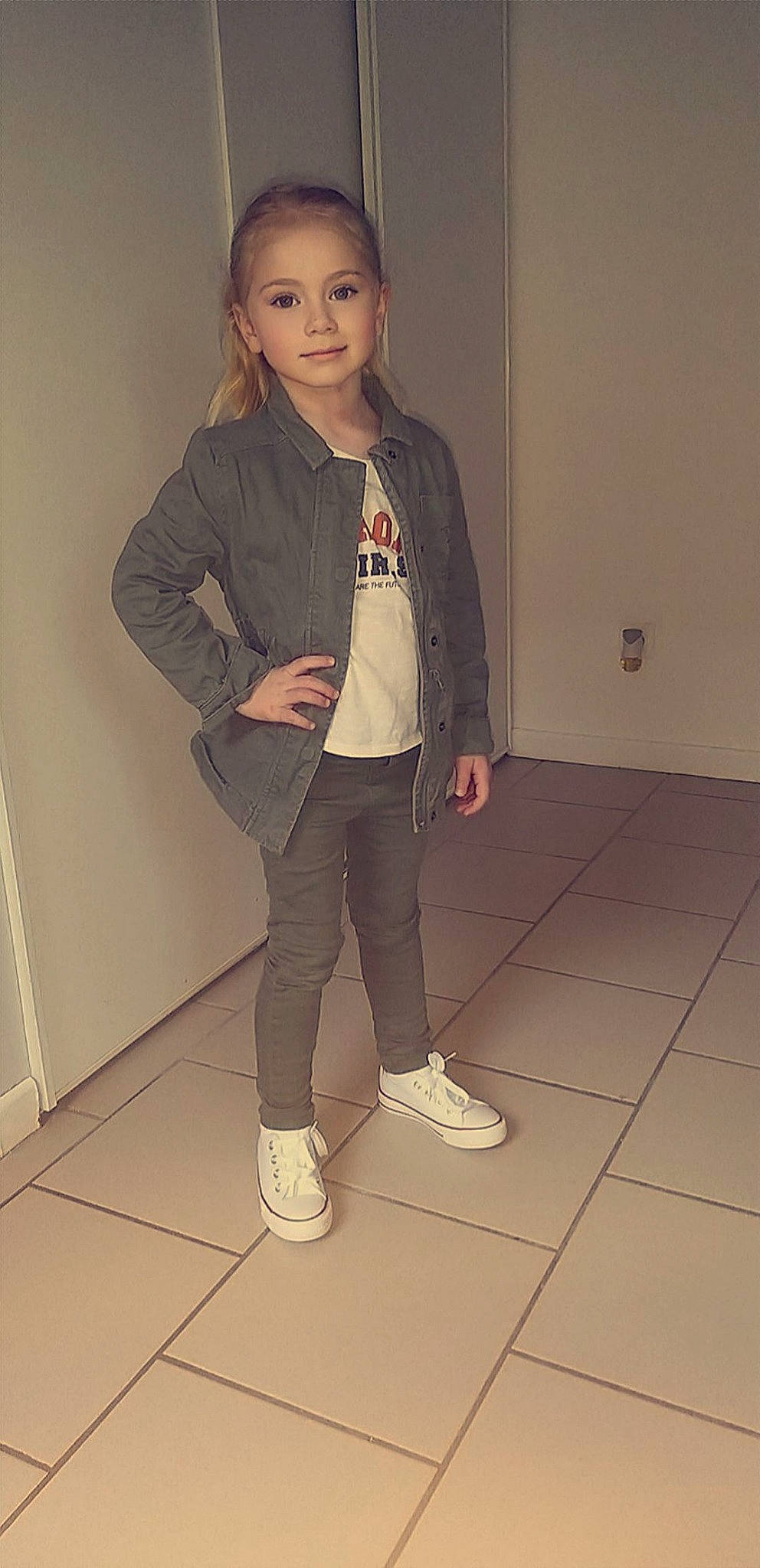 Shaima participe au concours pour gagner de l'argent avec cette photo : child, jacket, jeans, leg, outerwear, person, shoe, snapshot, standing, toddler