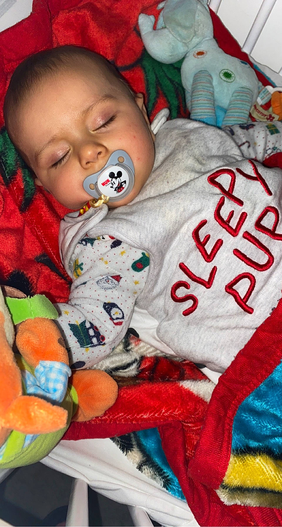 Zakaria a rejoint le concours — aidez-le/la à gagner de superbes lots ! baby, baby_products, baby_sleeping, baby_toddler_clothing, bedding, bedtime, blanket, cheek, child, comfort, linens, nap, person, plush, sleep, stuffed_toy, textile