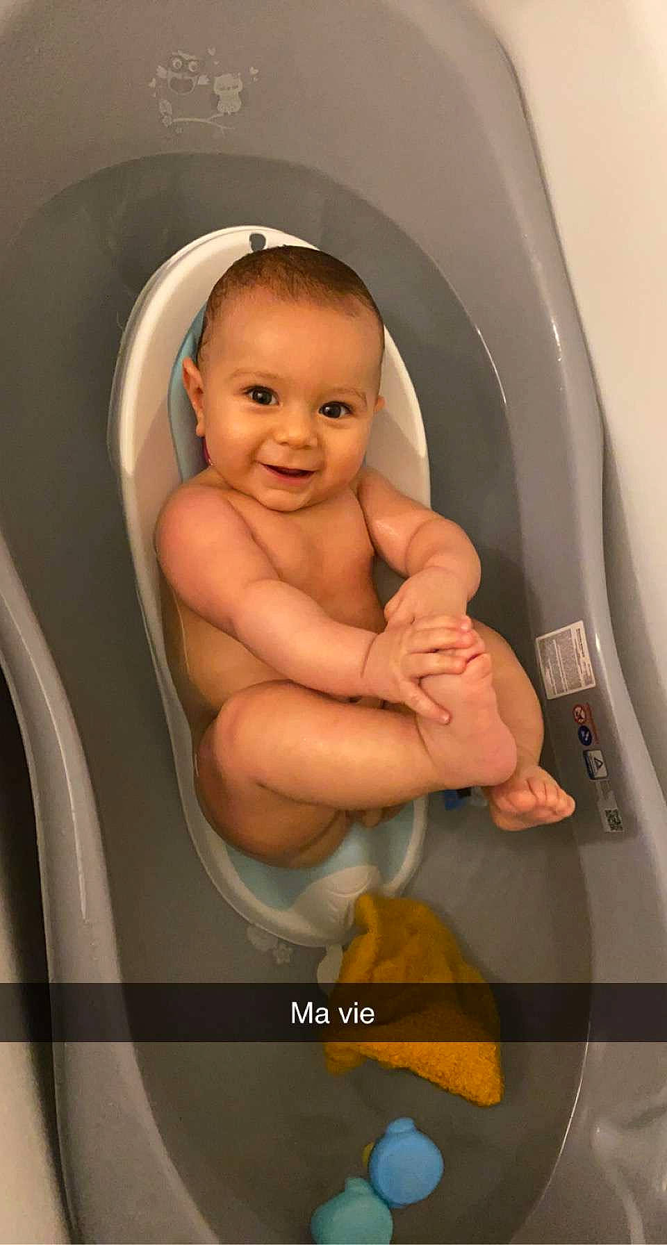 Zakaria a rejoint le concours — aidez-le/la à gagner de superbes lots ! baby, baby_bathing, baby_products, baby_toddler_clothing, bathing, bathroom, child, comfort, foot, joy, person, plastic, plumbing, product, skin, slipper, stomach, thumb, toddler, toe