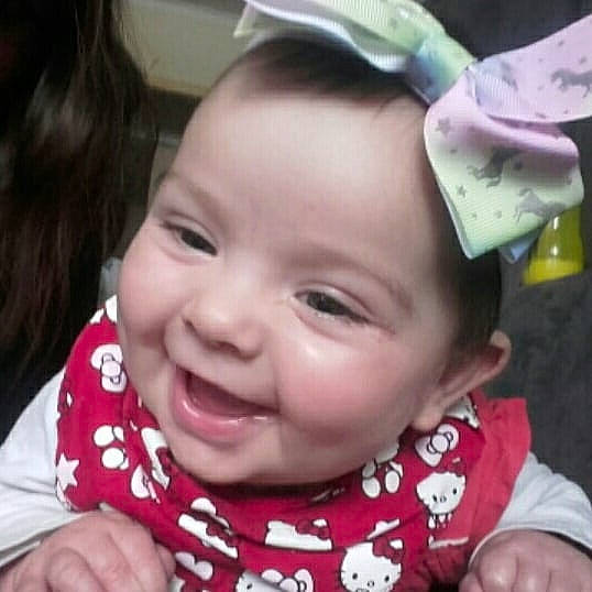 Eva a rejoint le concours — aidez-le/la à gagner de superbes lots ! baby, baby_toddler_clothing, cheek, chin, ear, eyebrow, eyelash, facial_expression, finger, forehead, gesture, happy, iris, lip, mouth, nose, person, pink, skin, smile