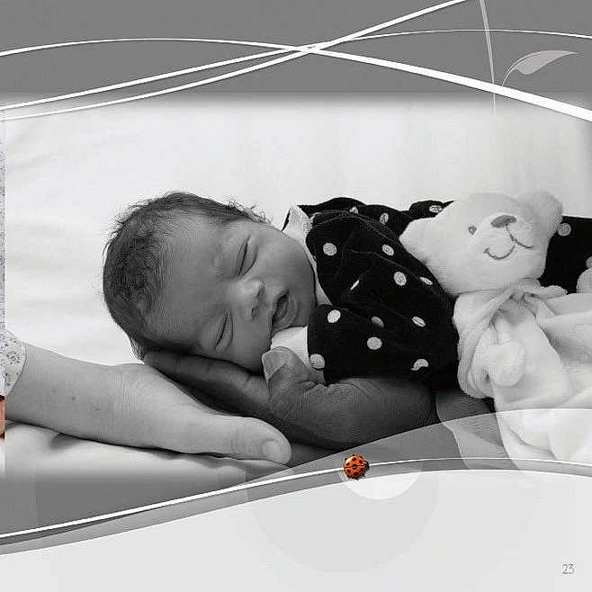 Alessandra a rejoint le concours — aidez-le/la à gagner de superbes lots ! black_and_white, child, human_action, human_positions, image, infant, interaction, monochrome, monochrome_photography, nap, person, photo_shoot, photograph, product, sleep, white