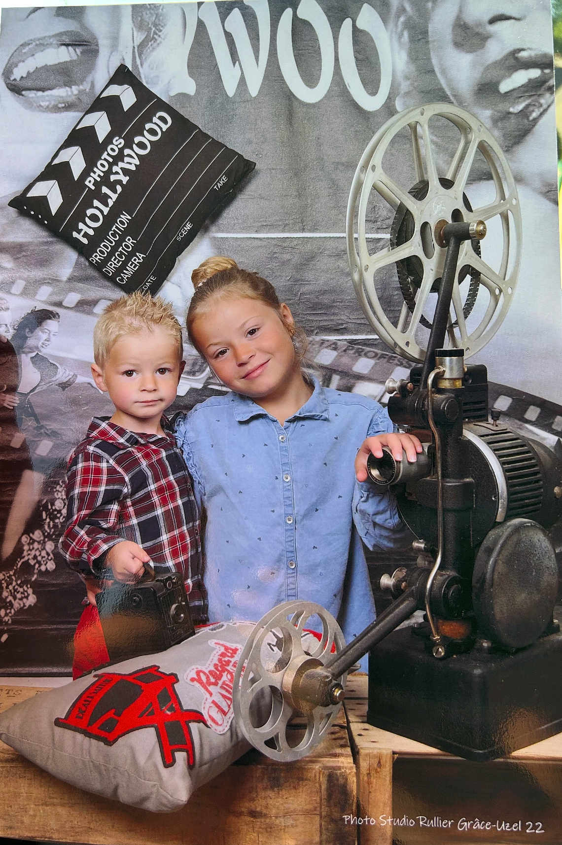 Tyago participe au concours pour gagner de l'argent avec cette photo : child, children, boy, girl, portrait, smile, camera, film_projector, clapperboard, pillow, vintage, studio, photography, film, retro, cute, posing, indoor, young, happy