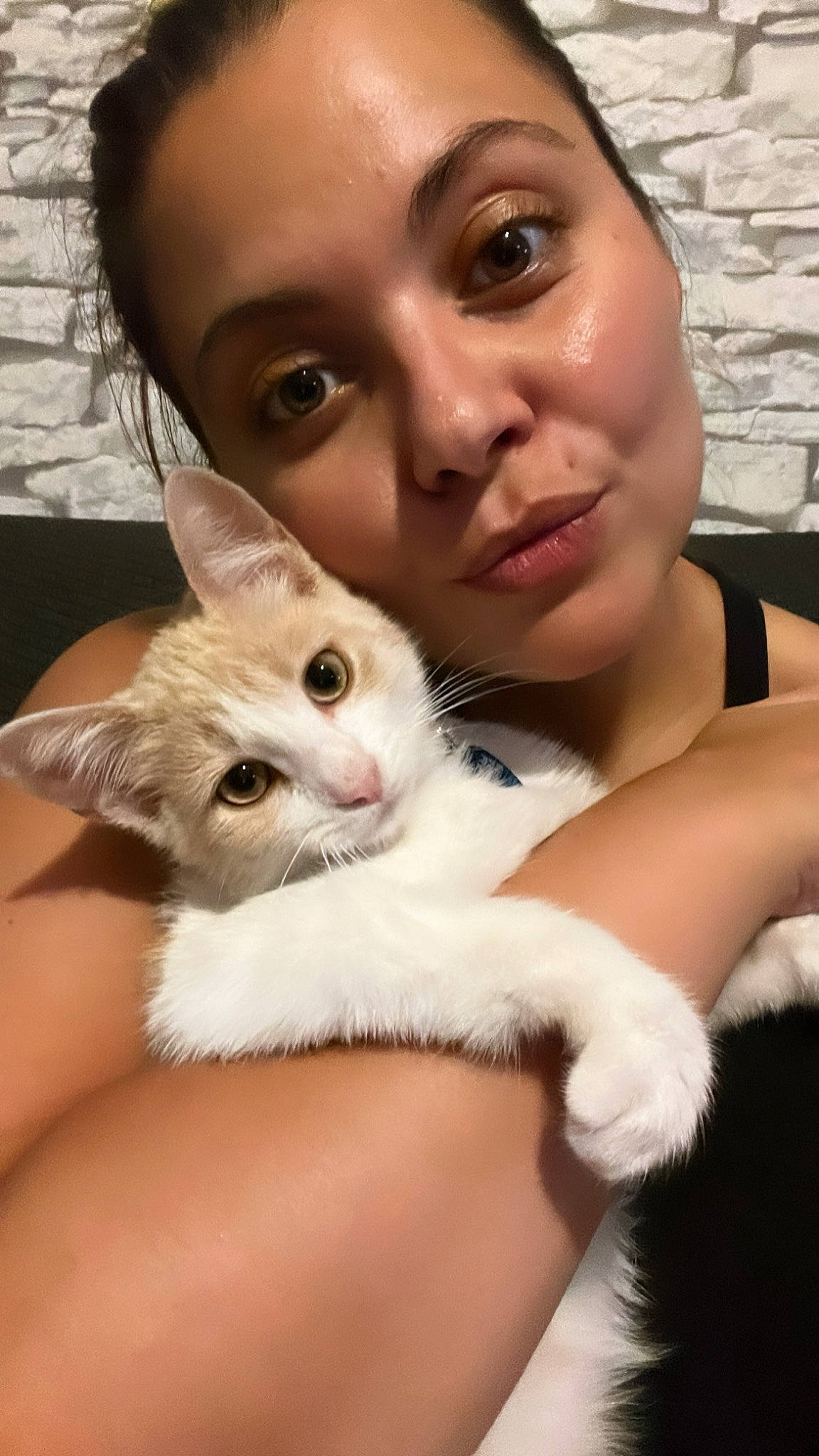 Hilo participe au concours pour gagner de l'argent avec cette photo : carnivore, cat, child, comfort, domestic_short_haired_cat, ear, eye, eyelash, fawn, felidae, finger, fur, gesture, hand, happy, nose, paw, sitting, small_to_medium_sized_cats, whiskers