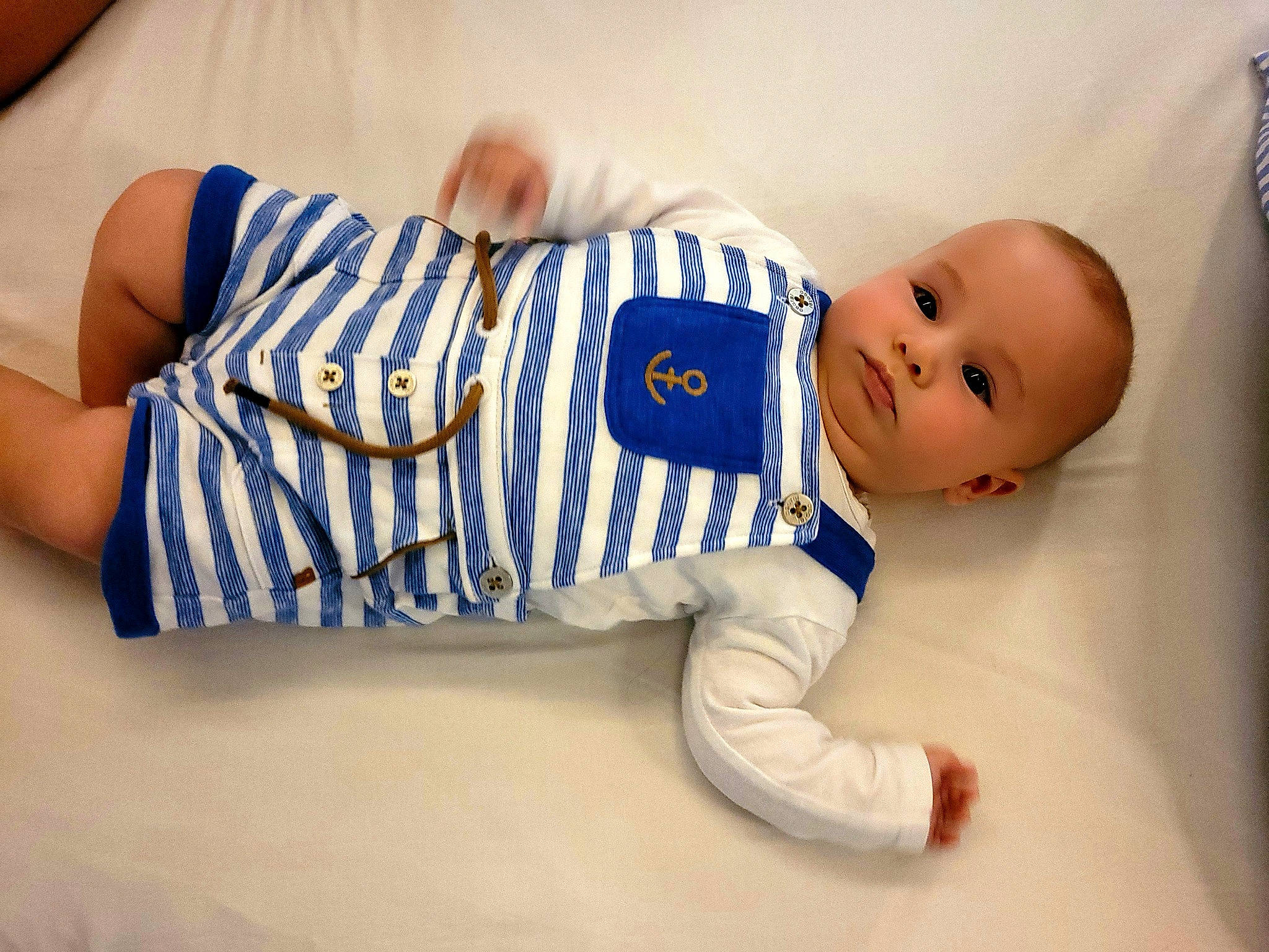 Connor a rejoint le concours — aidez-le/la à gagner de superbes lots ! baby, baby_products, baby_sleeping, baby_toddler_clothing, child, comfort, elbow, electric_blue, flooring, happy, headgear, human_body, human_leg, knee, pattern, person, sitting, sleeve, thigh, toddler