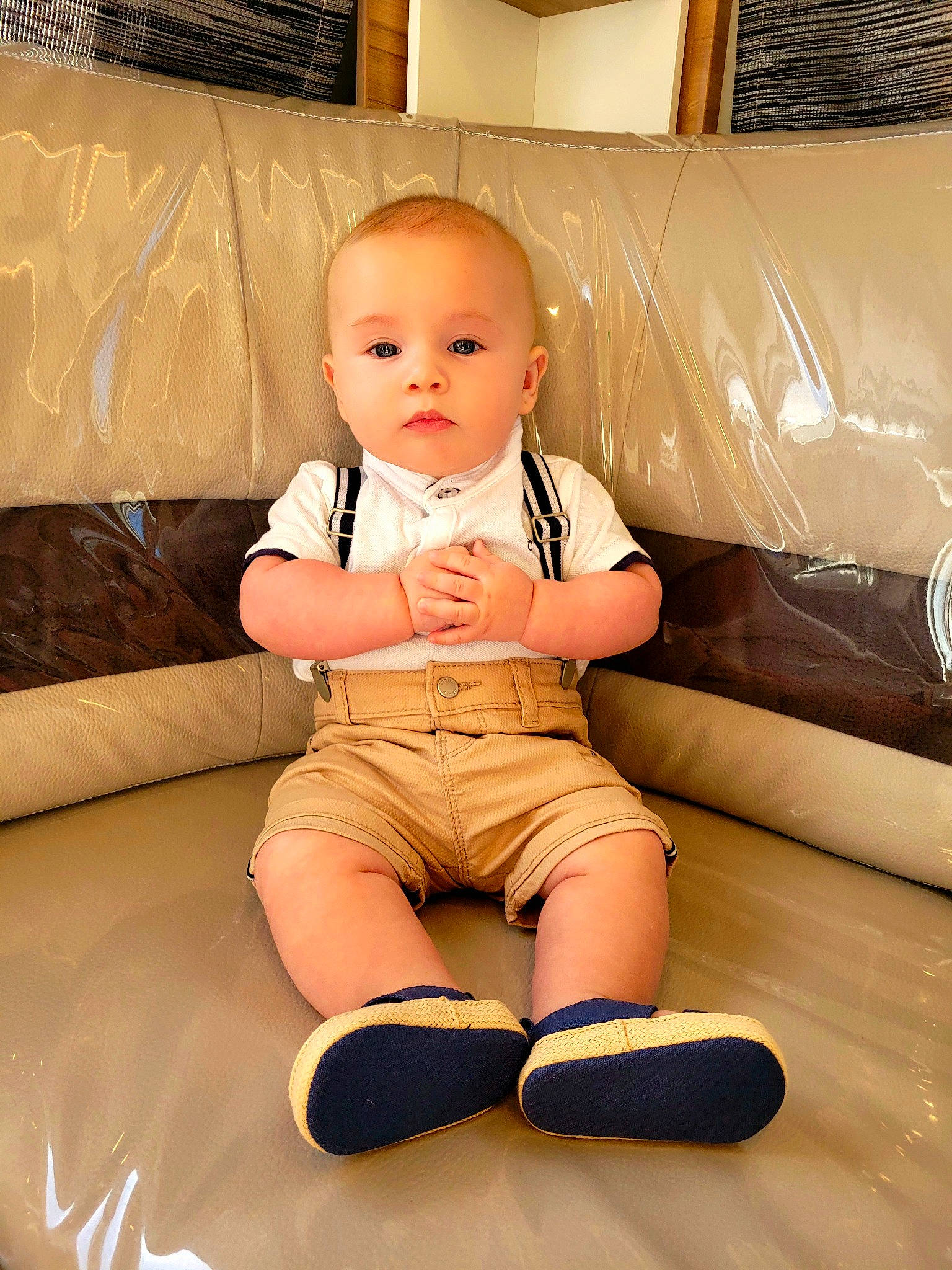 Connor a rejoint le concours — aidez-le/la à gagner de superbes lots ! baby, baby_toddler_clothing, barefoot, cheek, comfort, floor, flooring, foot, hardwood, human_body, human_leg, knee, person, picture_frame, sitting, skin, stomach, thigh, thumb, toddler