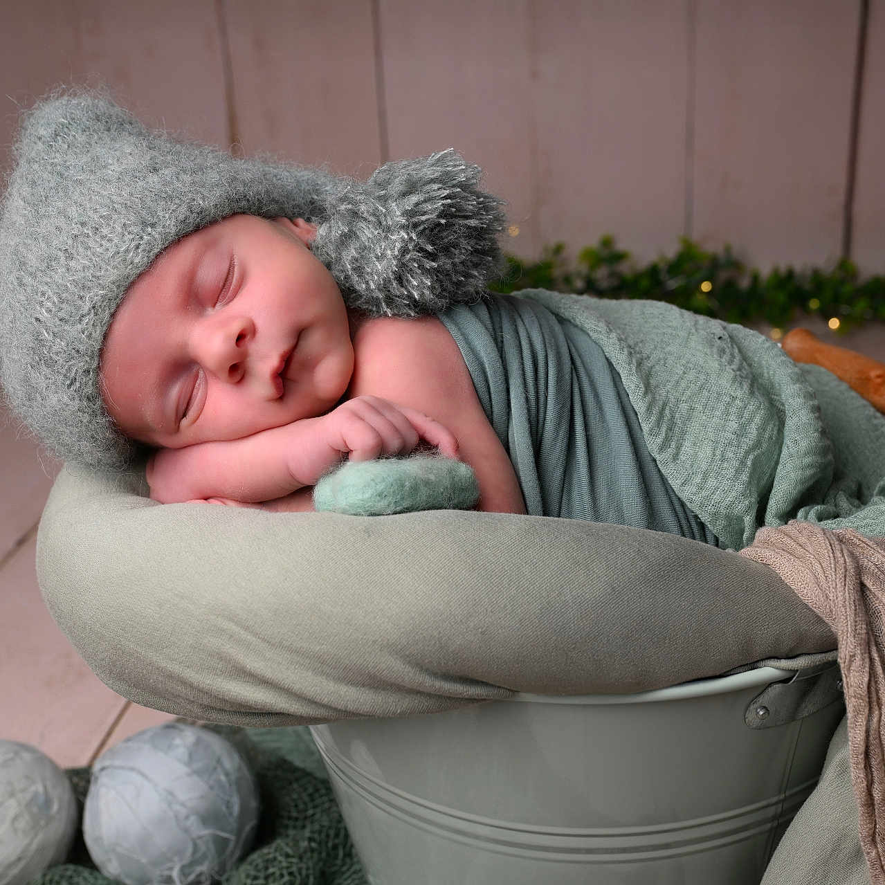 Raphaël a rejoint le concours — aidez-le/la à gagner de superbes lots ! baby, blanket, bokeh, bucket, cozy, cute, decor, green, hat, indoors, infant, newborn, peaceful, portrait, resting, sleeping, soft_lighting, warm, wooden_floor, wrapped
