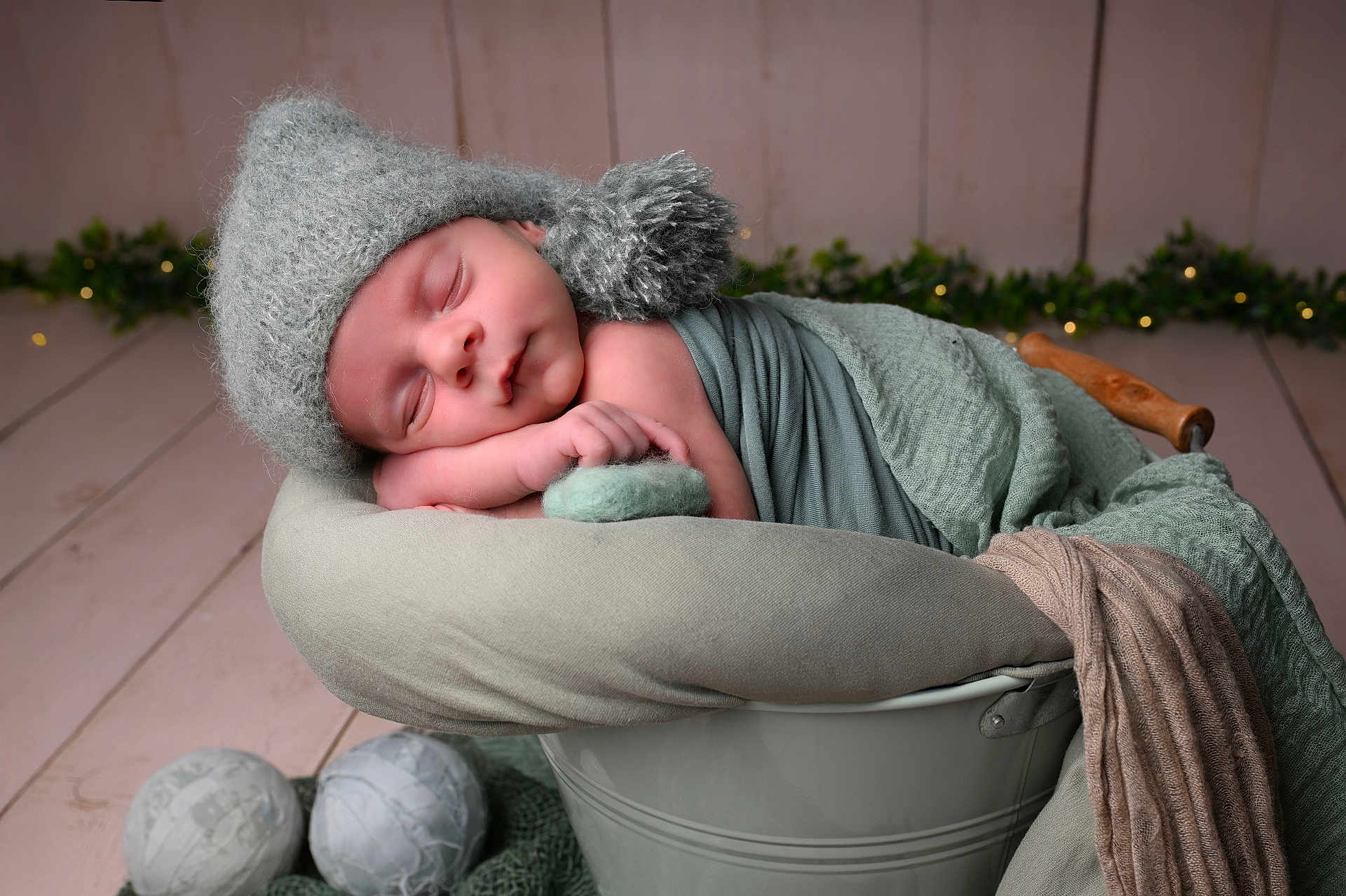 Raphaël a rejoint le concours — aidez-le/la à gagner de superbes lots ! newborn, baby, sleeping, hat, blanket, bucket, cozy, wrapped, indoors, soft_lighting, bokeh, decor, wooden_floor, cute, peaceful, infant, portrait, resting, green, warm