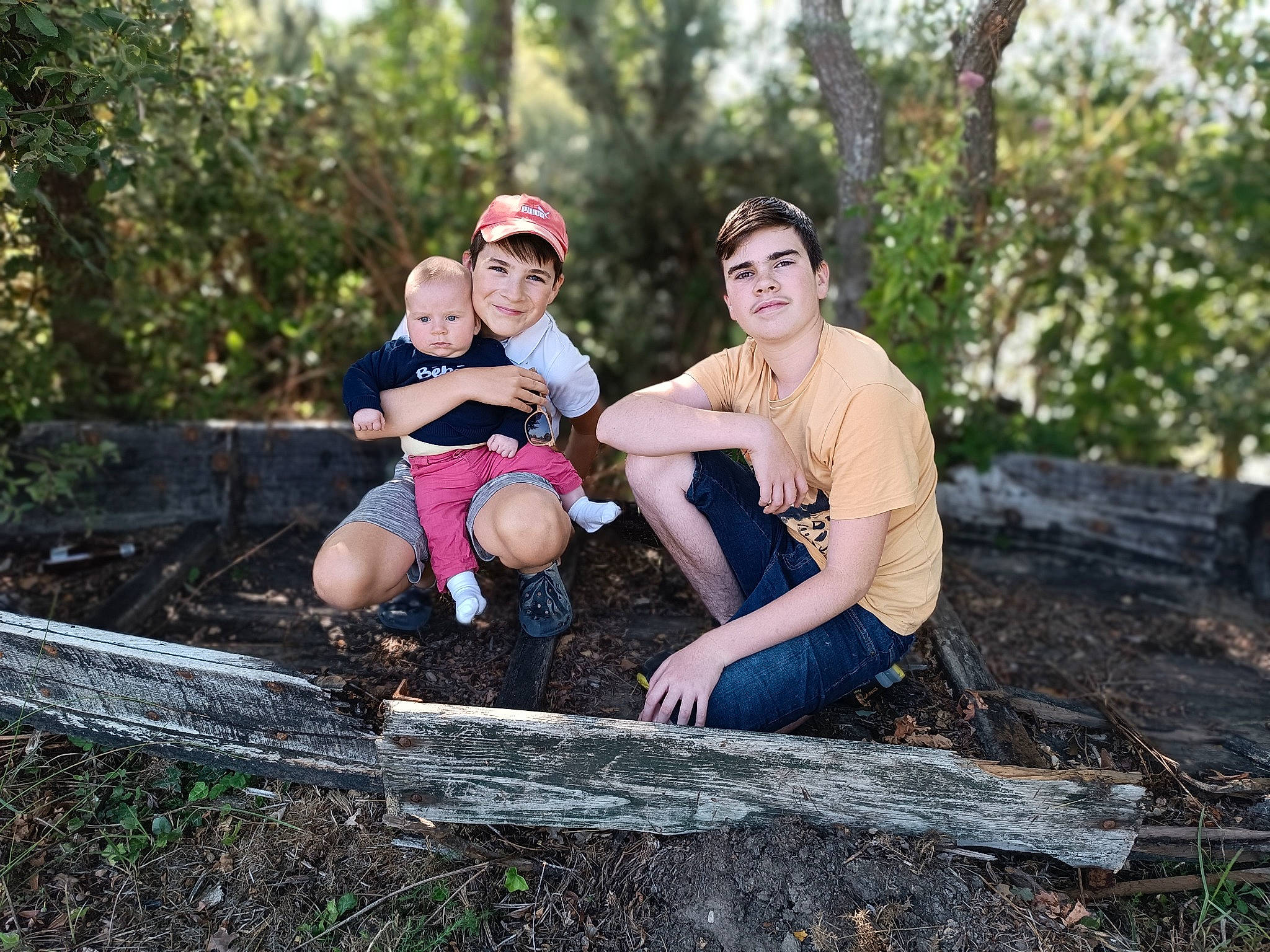 Rayan a rejoint le concours — aidez-le/la à gagner de superbes lots ! boot, botany, flash_photography, forest, fun, grass, happy, headwear, human_leg, joy, landscape, leisure, mammal, people_in_nature, person, plant, recreation, shorts, smile, thigh