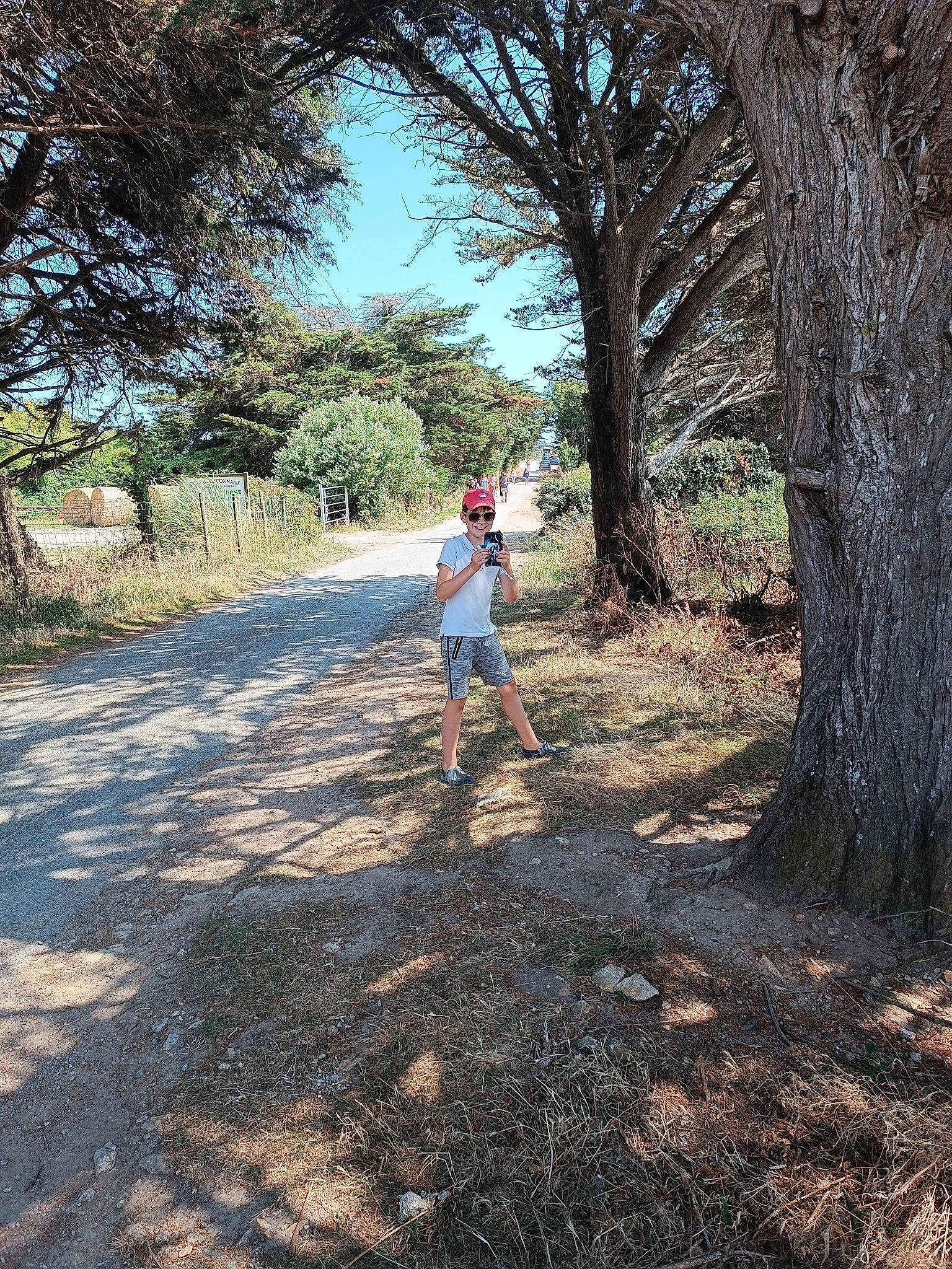 Rayan a rejoint le concours — aidez-le/la à gagner de superbes lots ! asphalt, deciduous, forest, grass, headwear, joy, landscape, leisure, natural_landscape, people_in_nature, person, plant, recreation, road, road_surface, sky, soil, tints_and_shades, trail, tree