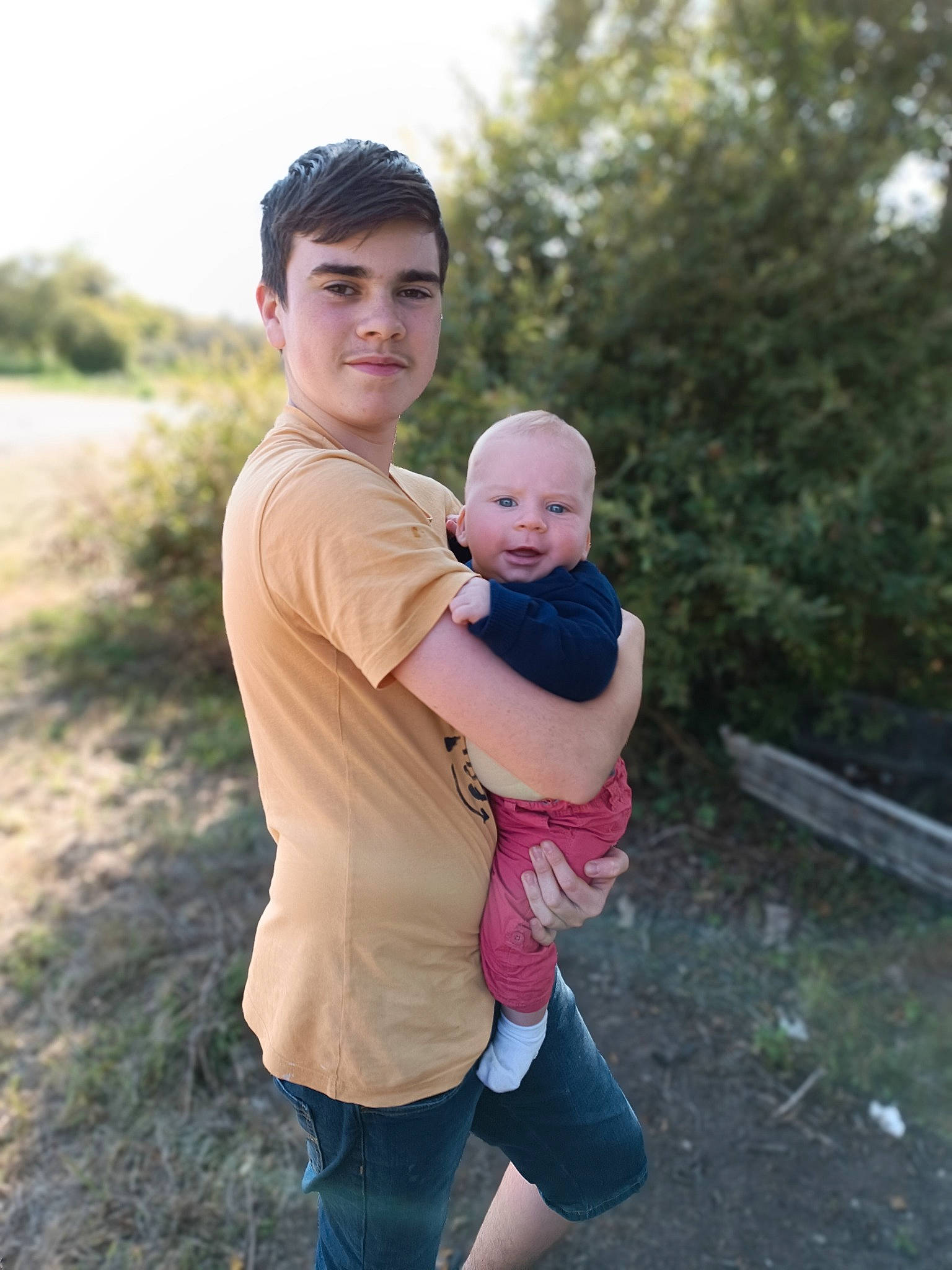 Tylian a rejoint le concours — aidez-le/la à gagner de superbes lots ! abdomen, baby, child, face, flash_photography, fun, gesture, grass, happy, hug, leisure, people_in_nature, person, plant, portrait_photography, shorts, standing, t_shirt, toddler, trunk