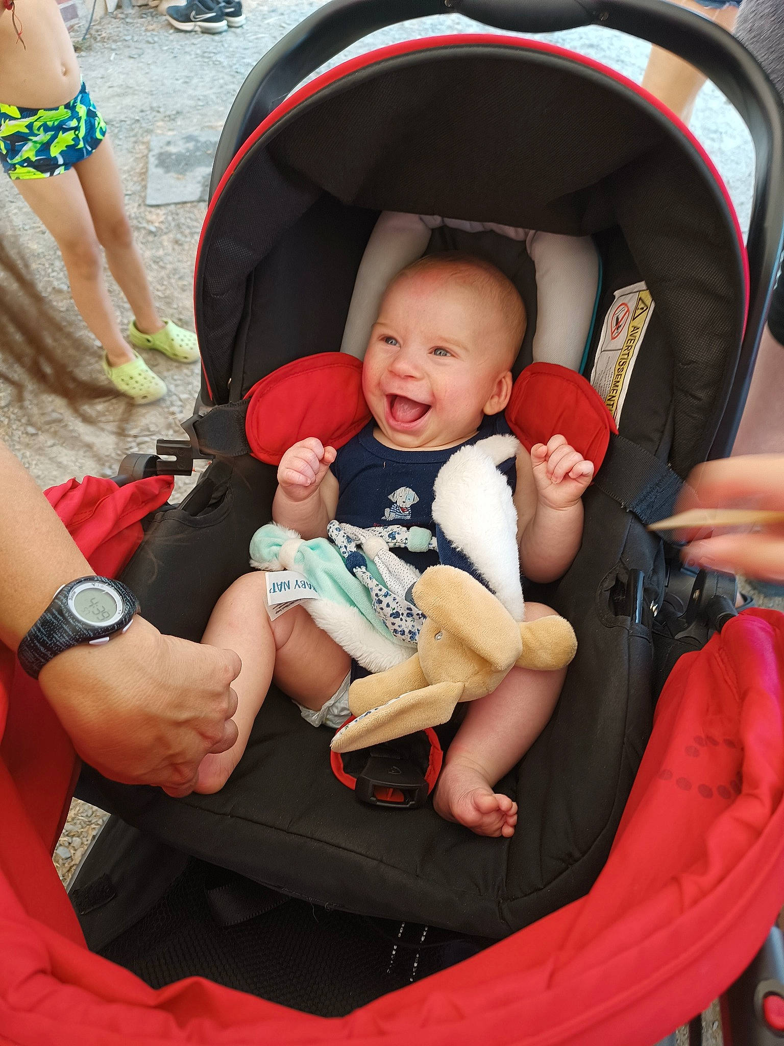 Tylian participe au concours pour gagner de l'argent avec cette photo : baby, baby_carriage, baby_products, baby_toddler_clothing, chair, comfort, event, fun, happy, lap, leg, leisure, person, product, red, sitting, smile, thigh, toddler, watch