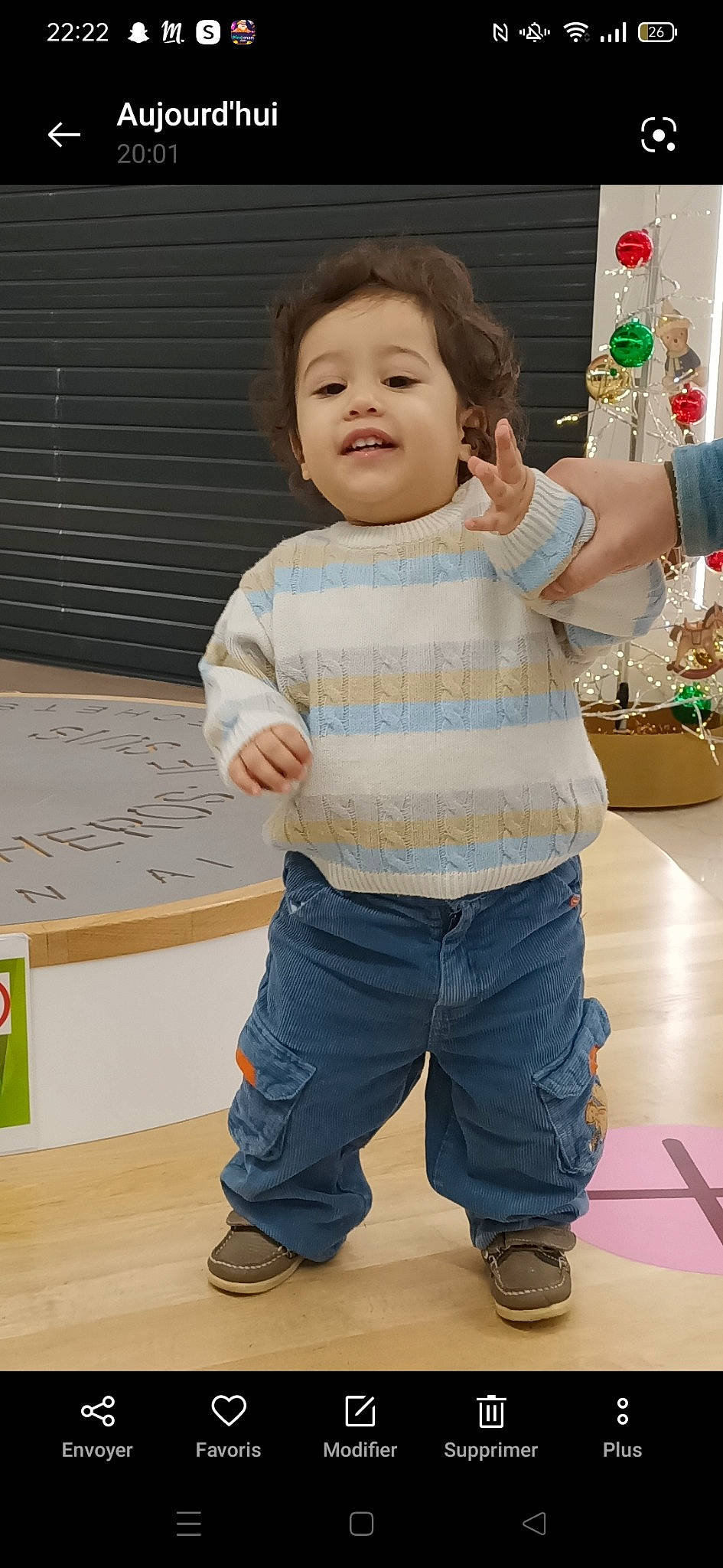 Adam participe au concours pour gagner de l'argent avec cette photo : baby, baby_toddler_clothing, cheek, child, clothing, computer_keyboard, flooring, gesture, happy, joint, leg, person, shoe, sleeve, smile, sneakers, standing, t_shirt, toddler, white