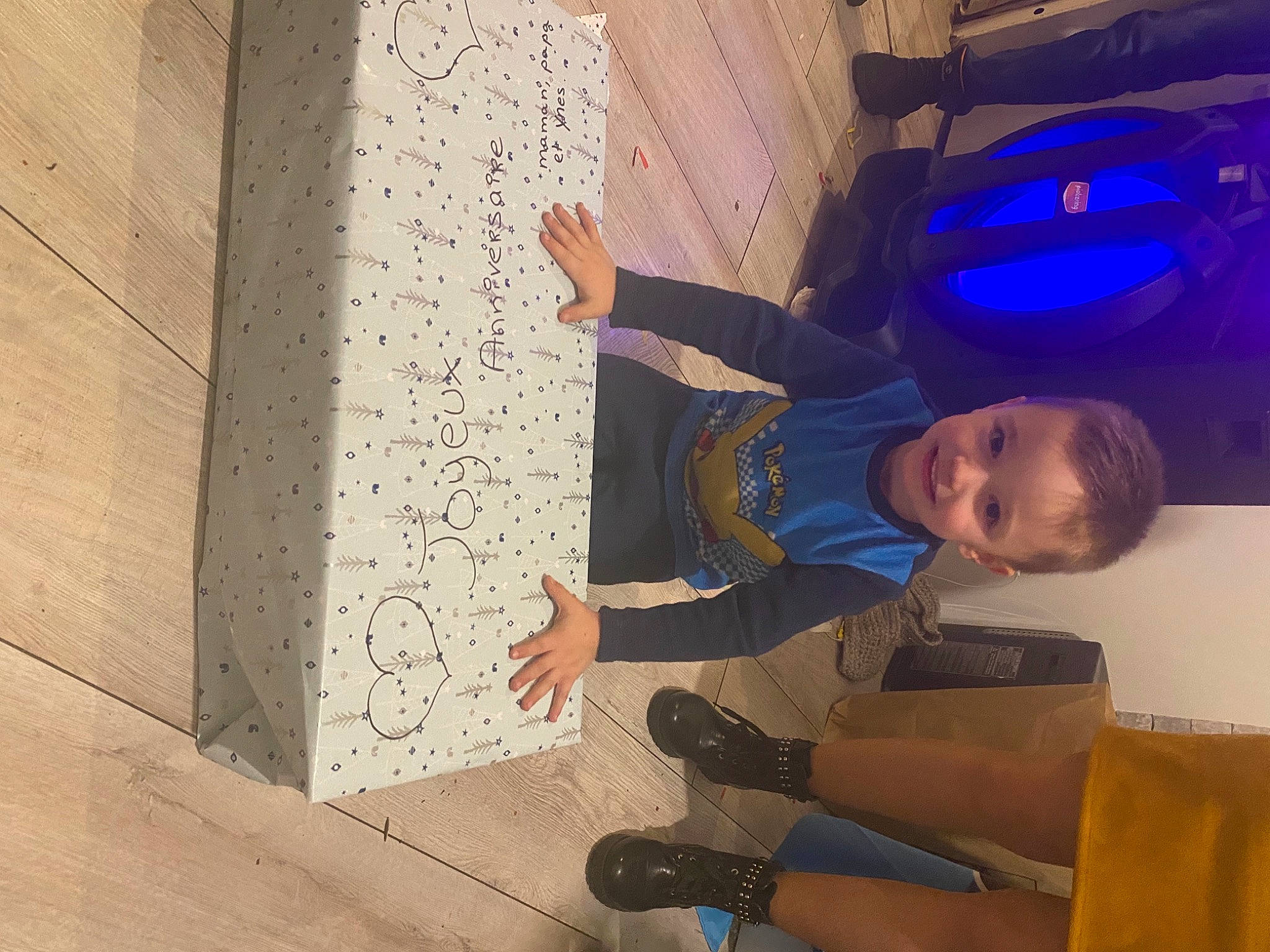 Lyess a rejoint le concours — aidez-le/la à gagner de superbes lots ! architecture, concrete, cool, floor, fun, joy, person, shoe, wall, wood