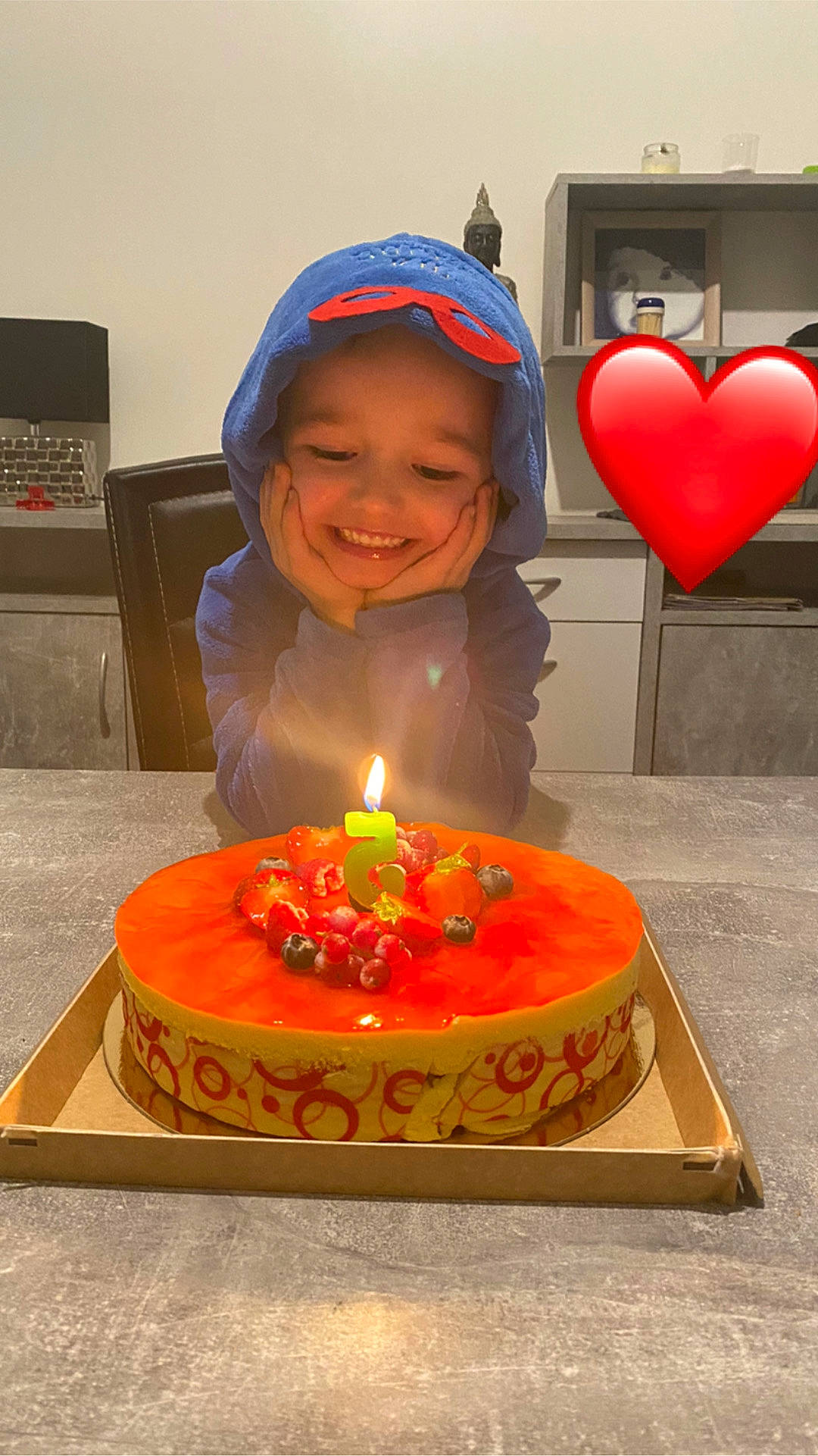 Lyess a rejoint le concours — aidez-le/la à gagner de superbes lots ! baked_goods, birthday, birthday_cake, buttercream, cake, cake_decorating, child, dessert, food, headwear, icing, joy, party, pasteles, person, royal_icing, sugar_paste, sweetness, torte