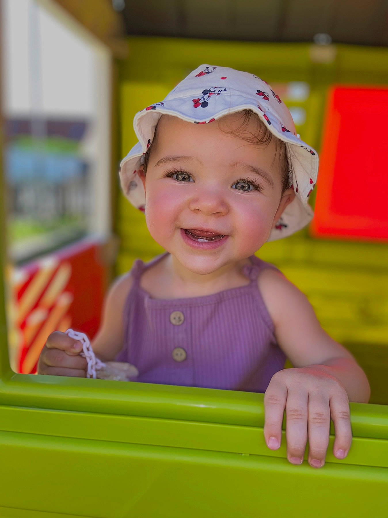 Maddy participe au concours pour gagner de l'argent avec cette photo : baby, baby_products, baby_toddler_clothing, baseball_cap, cap, child, fashion_accessory, fun, happy, headwear, joy, laugh, leisure, magenta, person, pink, play, recreation, room, sitting