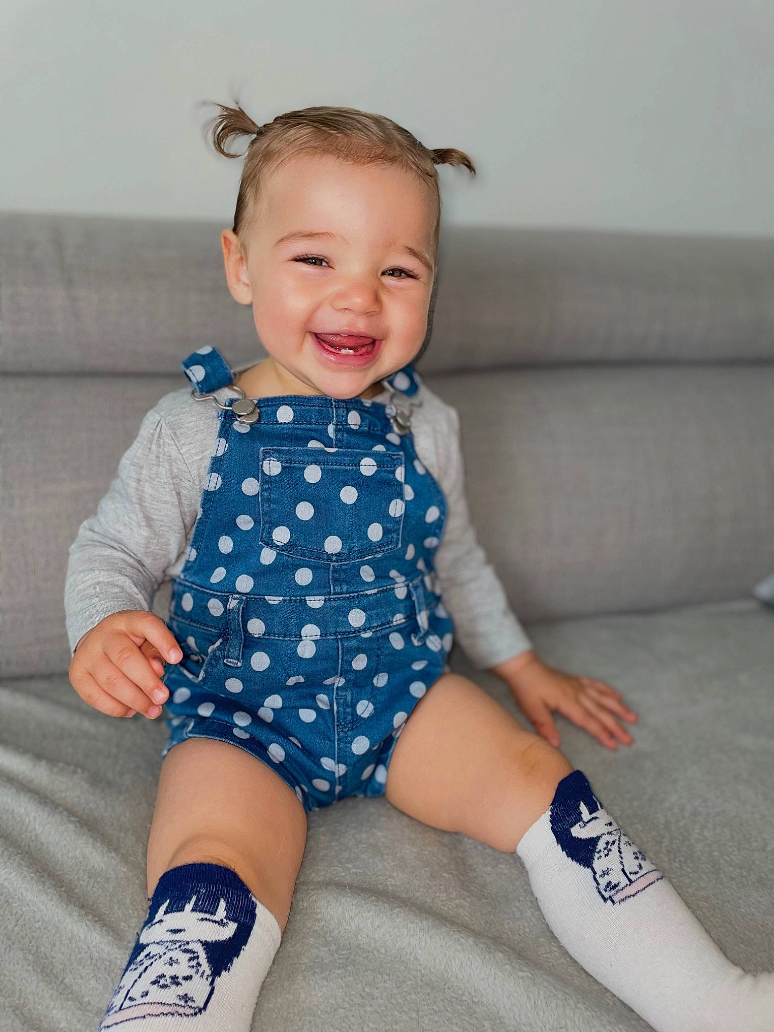 Maddy a rejoint le concours — aidez-le/la à gagner de superbes lots ! arm, baby_toddler_clothing, dress, eye, face, finger, hair, iris, joint, joy, knee, leg, neck, person, skin, sleeve, smile, sock, thigh, tie