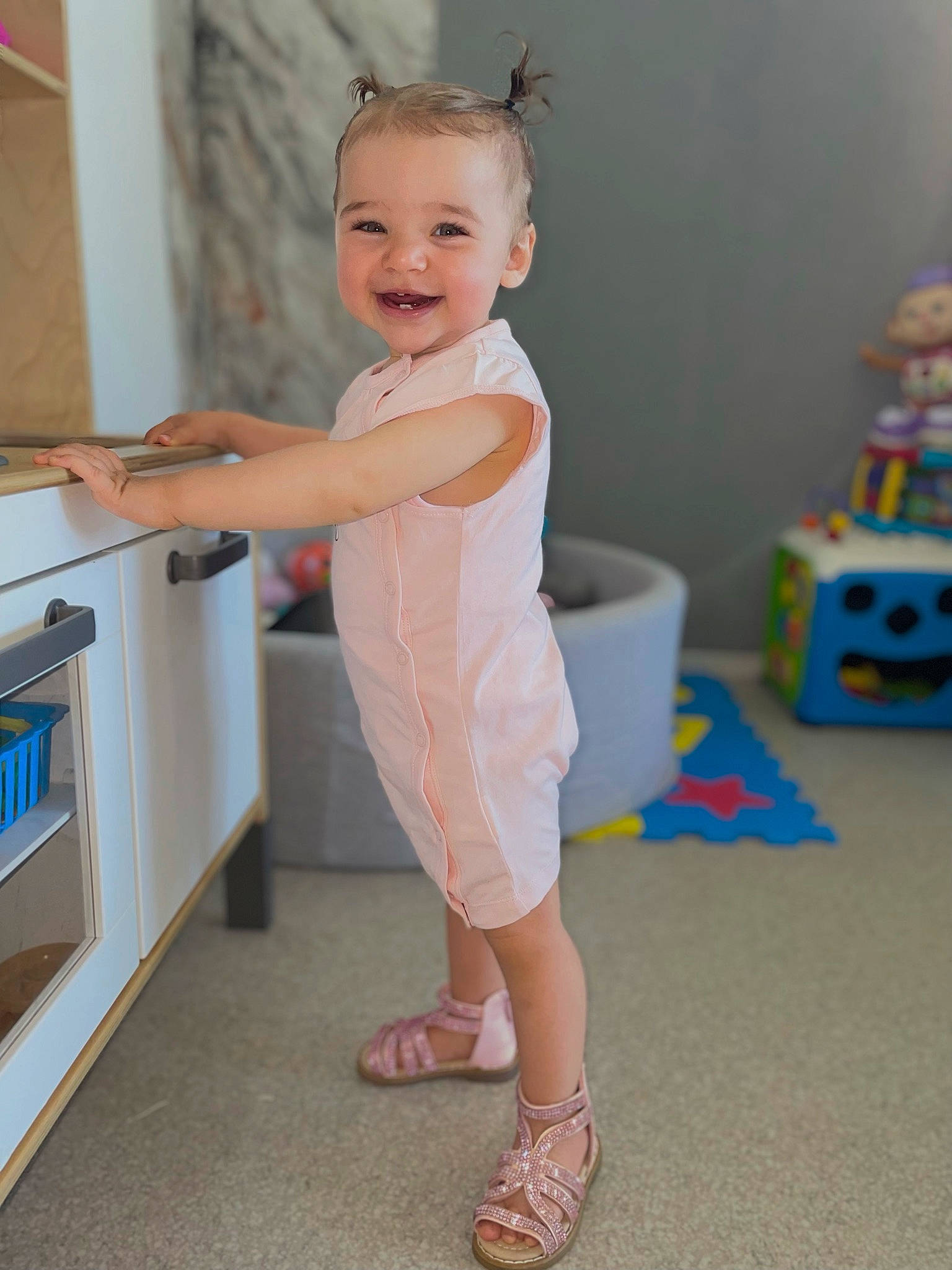 Maddy a rejoint le concours — aidez-le/la à gagner de superbes lots ! baby, baby_toddler_clothing, blue, child, drawer, event, floor, flooring, foot, fun, happy, human_leg, joint, joy, leg, person, play, sandal, smile, standing