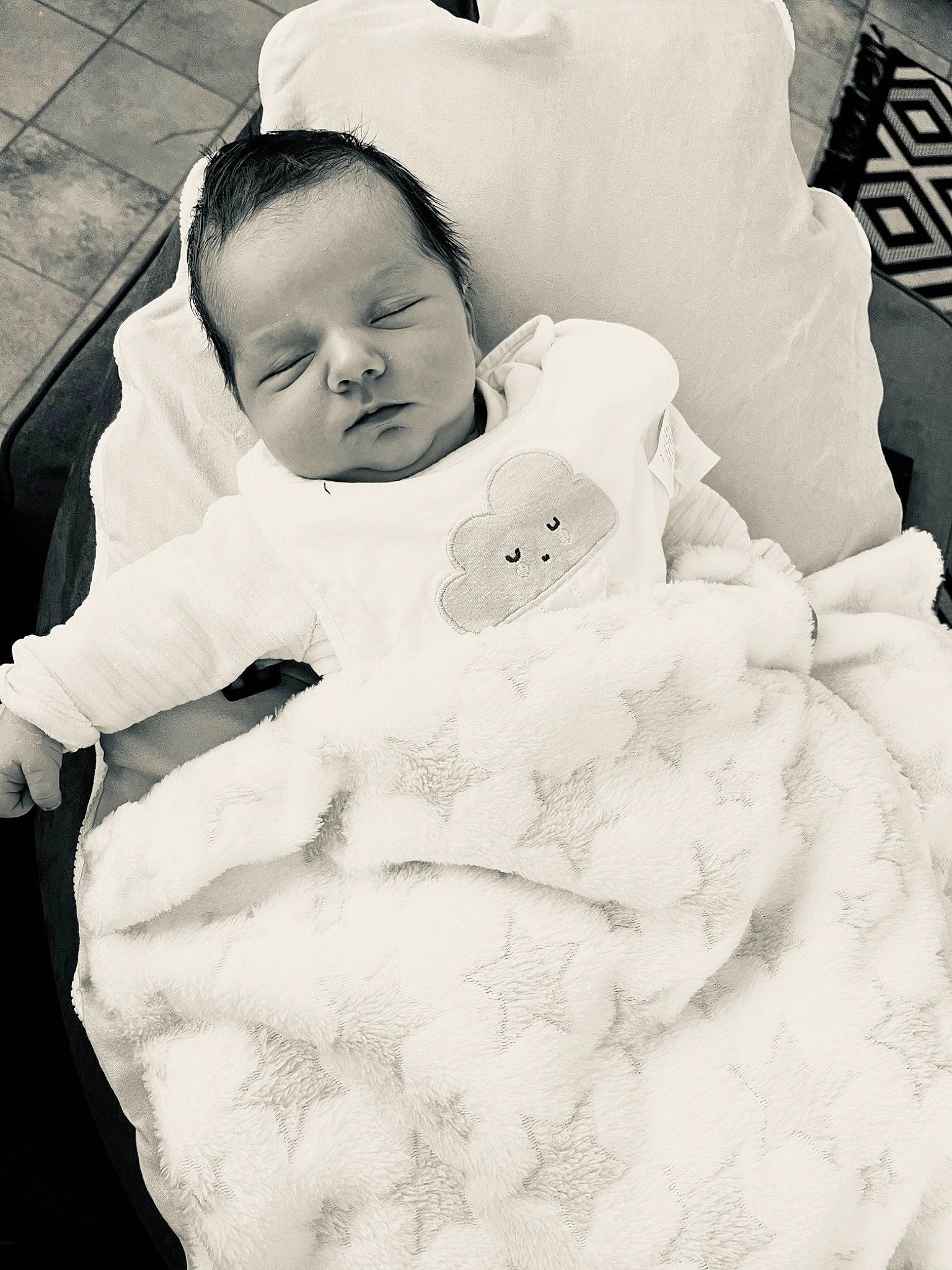 Mylàn a rejoint le concours — aidez-le/la à gagner de superbes lots ! baby, baby_sleeping, baby_toddler_clothing, black, black_and_white, child, comfort, flash_photography, gesture, happy, linens, monochrome, monochrome_photography, pattern, people_in_nature, person, sleeve, stock_photography, style, toddler