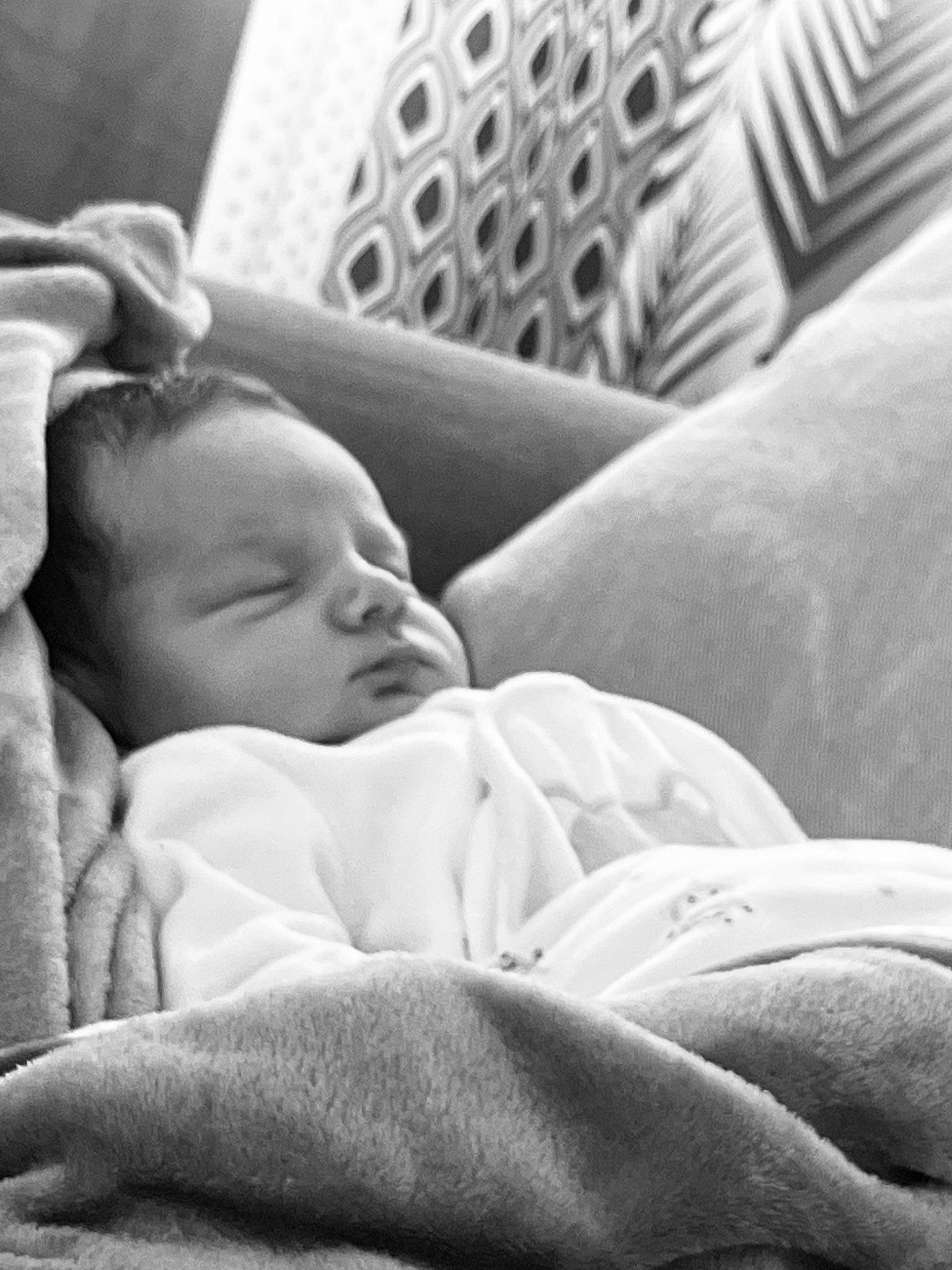 Mylàn a rejoint le concours — aidez-le/la à gagner de superbes lots ! baby, bedding, bedtime, black_and_white, child, comfort, gesture, grey, hand, happy, human_body, linens, monochrome, monochrome_photography, nap, person, room, sitting, sleep, toddler