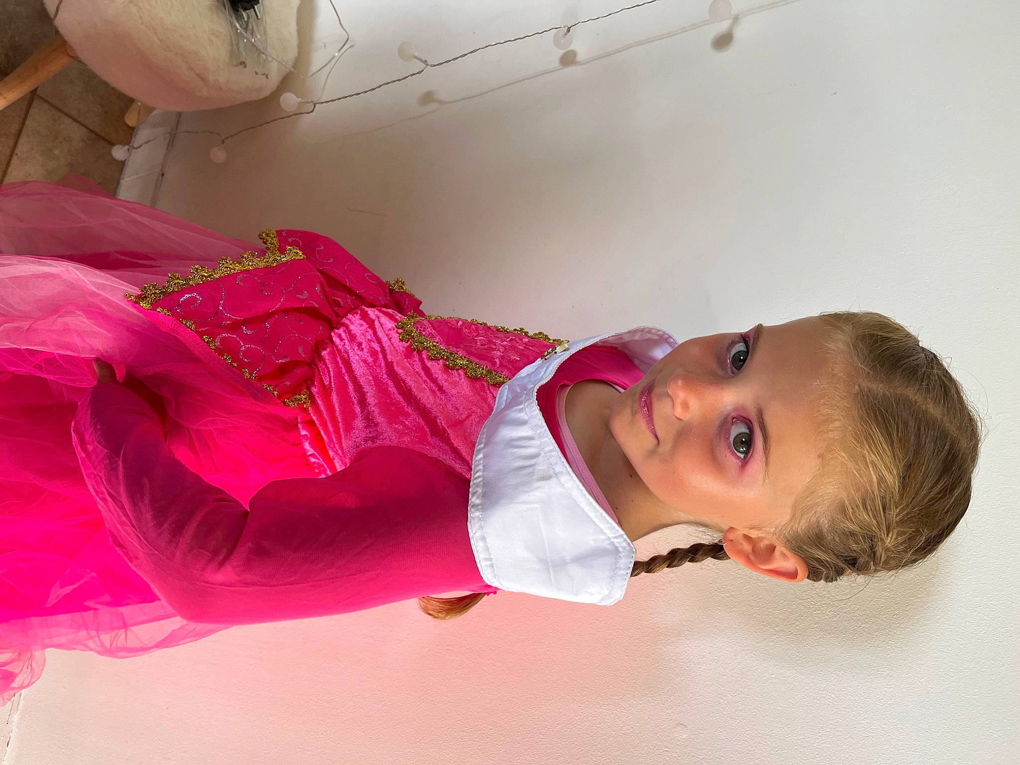 Kaïna participe au concours pour gagner de l'argent avec cette photo : baby, baby_products, baby_toddler_clothing, ceiling, child, comfort, fun, happy, joy, magenta, person, pink, room, smile, toddler