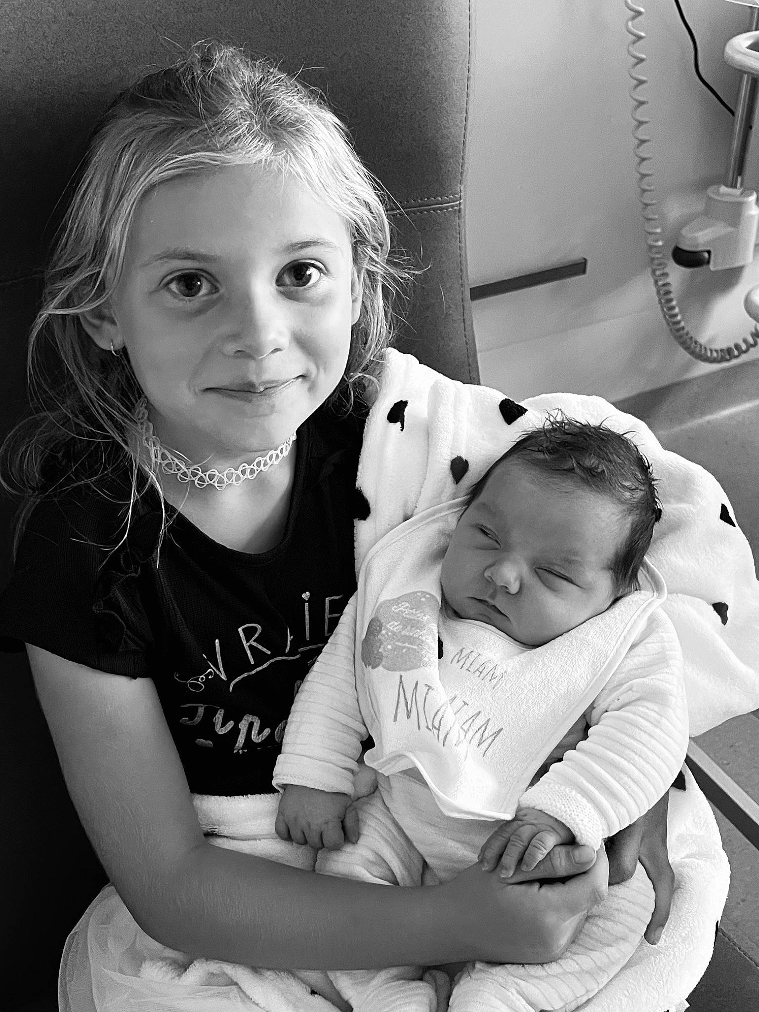 Kaïna participe au concours pour gagner de l'argent avec cette photo : arm, baby, black, black_and_white, child, comfort, eye, face, flash_photography, fun, gesture, hair, hairstyle, happy, joy, monochrome, monochrome_photography, person, photograph, skin