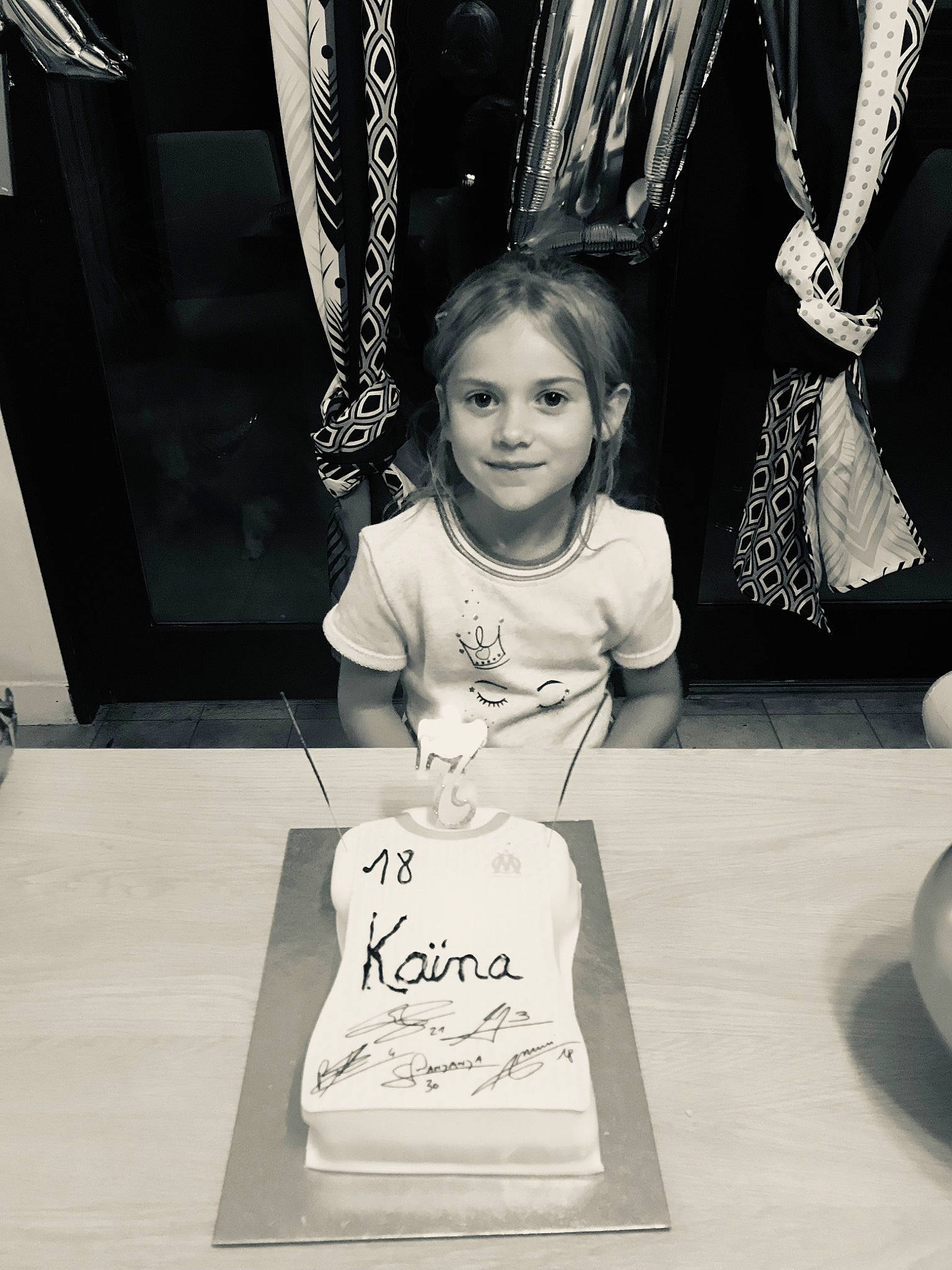Kaïna a rejoint le concours — aidez-le/la à gagner de superbes lots ! black, black_and_white, child, event, fashion_design, fun, hairstyle, handwriting, human, jewellery, joy, monochrome, monochrome_photography, necklace, person, photograph, room, snapshot, style, t_shirt