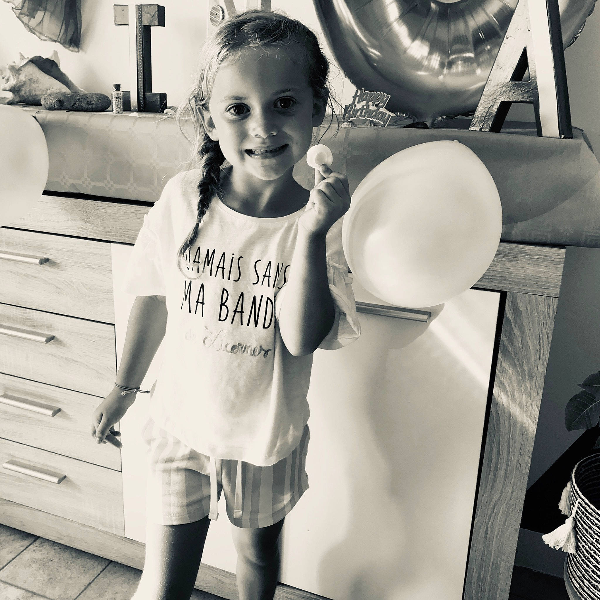 Kaïna a rejoint le concours — aidez-le/la à gagner de superbes lots ! black, black_and_white, child, cool, facial_expression, flash_photography, fun, gesture, hairstyle, happy, joy, leg, monochrome, person, photograph, shorts, shoulder, smile, standing, style