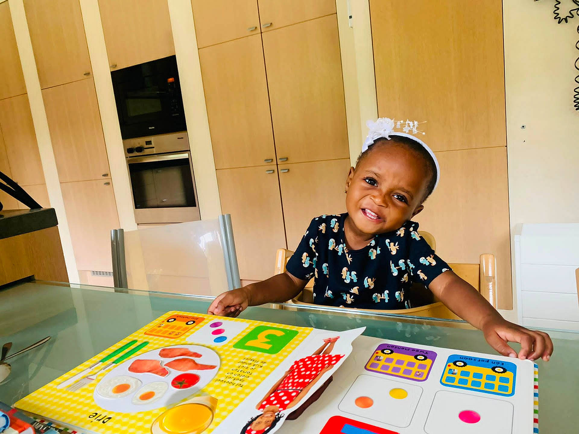 Yvonne participe au concours pour gagner de l'argent avec cette photo : art, chair, child, desk, flooring, fun, happy, indoor_games_and_sports, leisure, party, person, play, recreation, room, sharing, smile, t_shirt, table, toddler, visual_arts