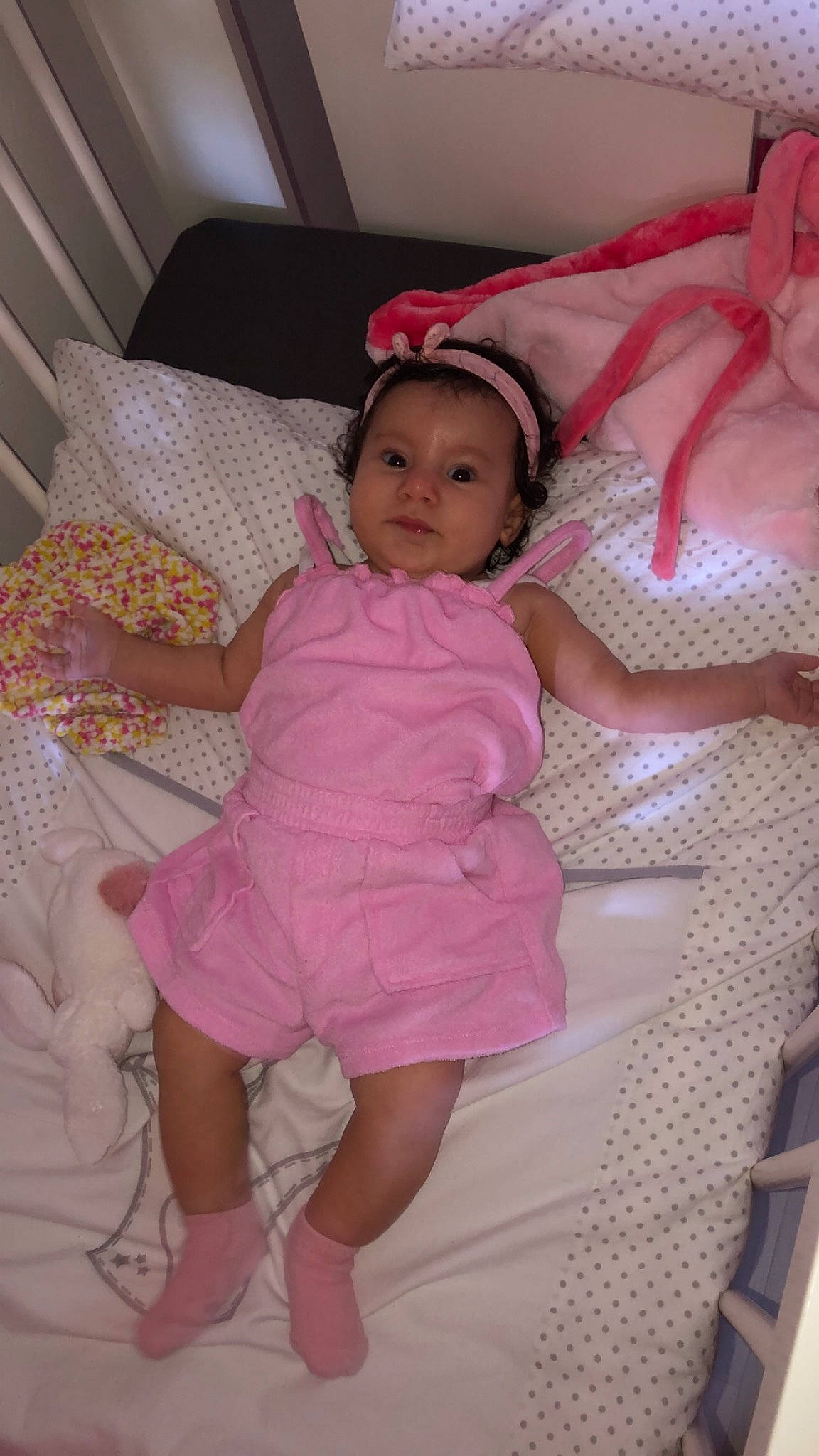 Sihem a rejoint le concours — aidez-le/la à gagner de superbes lots ! baby, baby_toddler_clothing, child, comfort, dress, eye, fun, happy, headgear, human_body, human_leg, linens, magenta, pattern, person, pink, skin, sock, textile, thigh