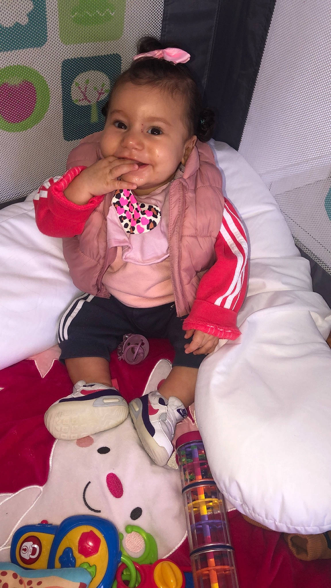 Sihem participe au concours pour gagner de l'argent avec cette photo : baby, baby_toddler_clothing, child, comfort, eye, face, happy, head, joy, lap, leg, person, pink, skin, smile, sock, tartan, textile, thigh, toddler